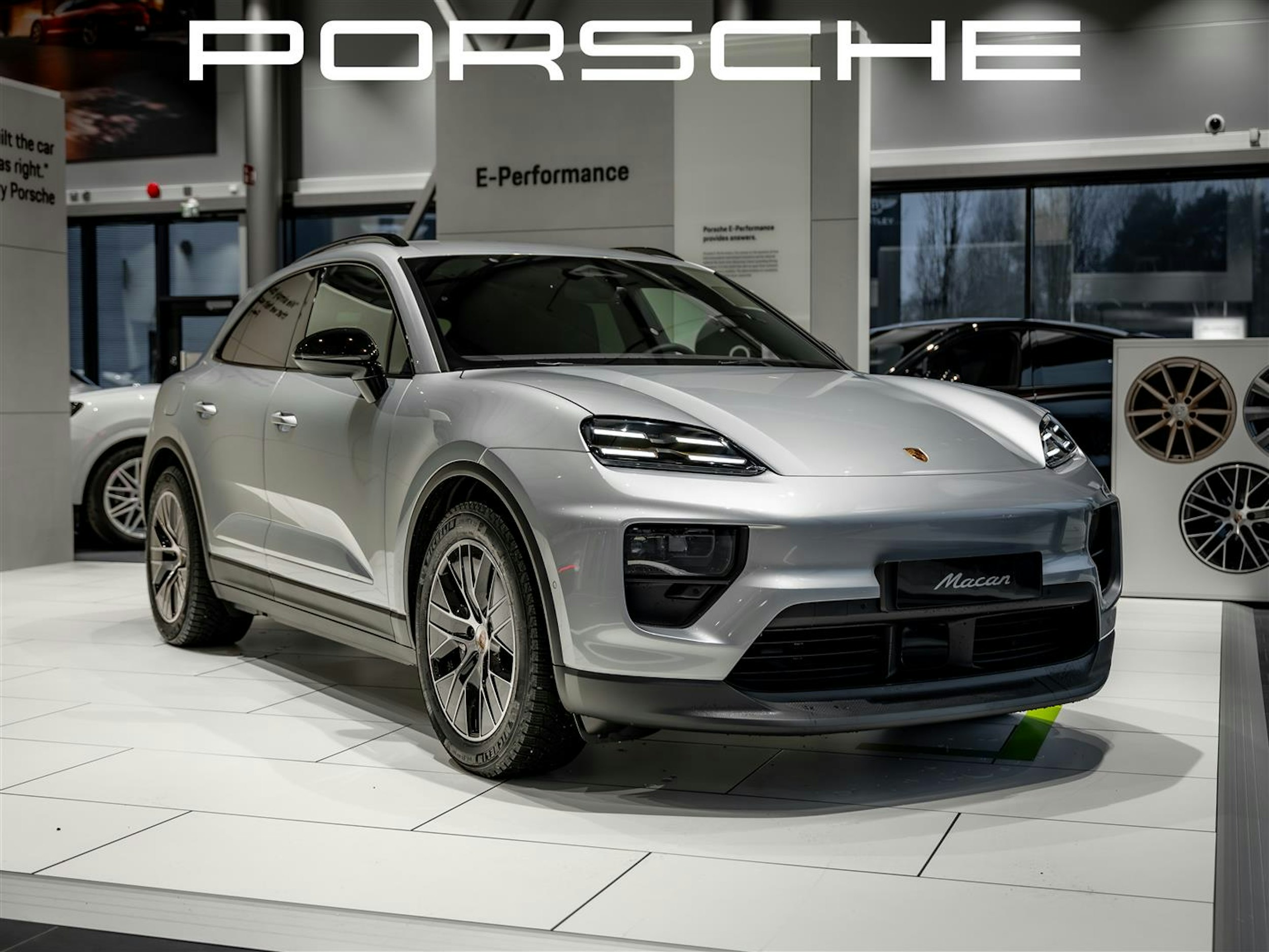 Harmaa Porsche Macan 2025 kuva 1.