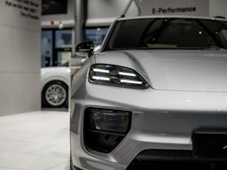 Harmaa Porsche Macan 2025 kuva 3.