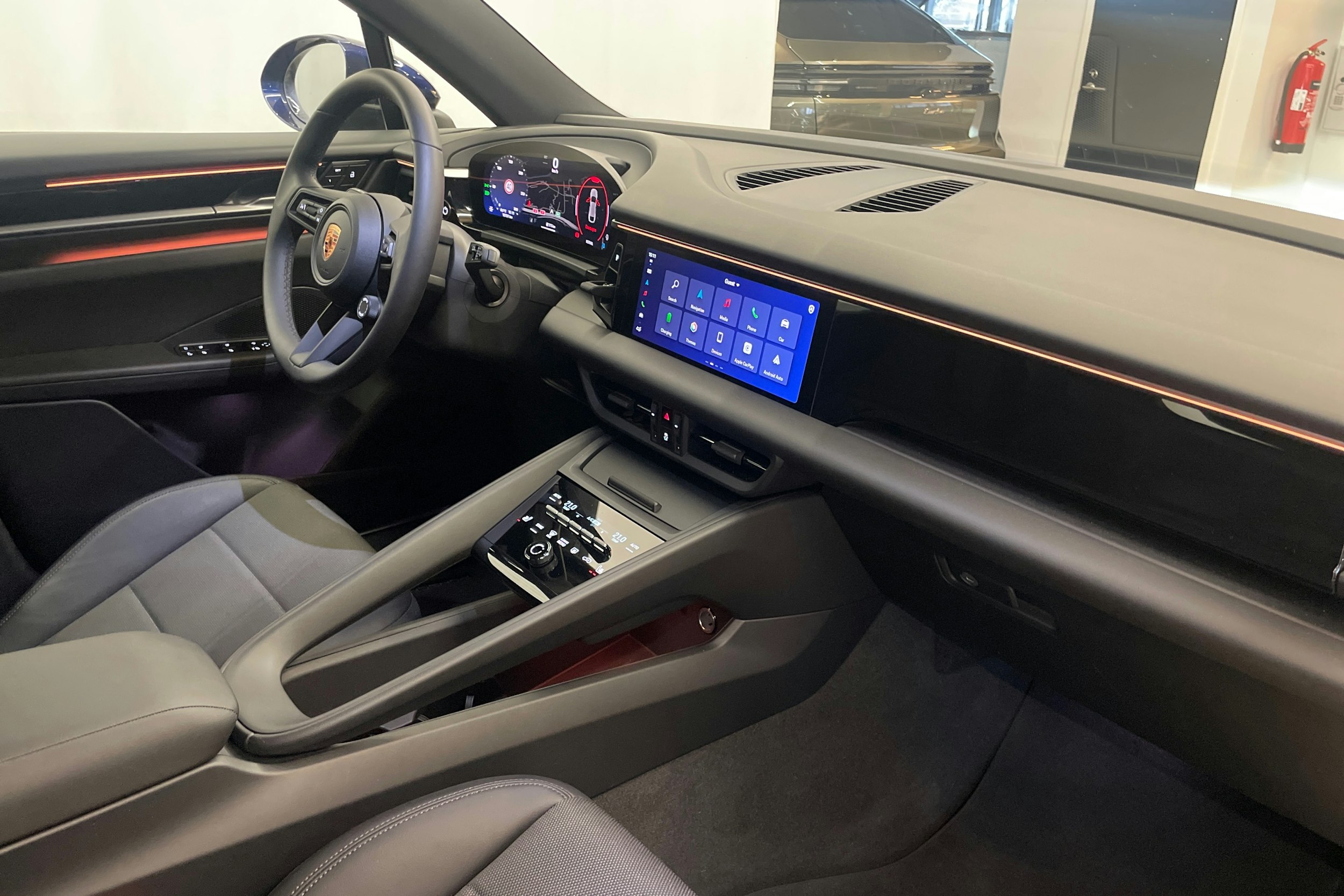 sininen Porsche Macan 2025 kuva 11.