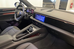 sininen Porsche Macan 2025 kuva 11.