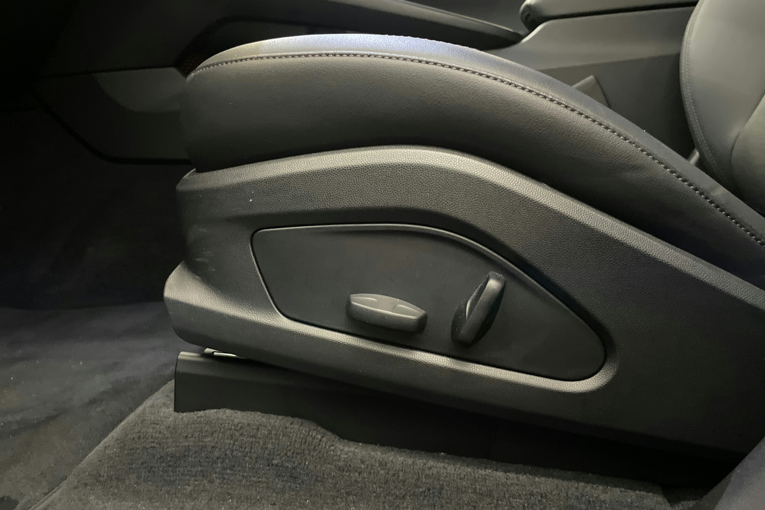 sininen Porsche Macan 2025 kuva 12.