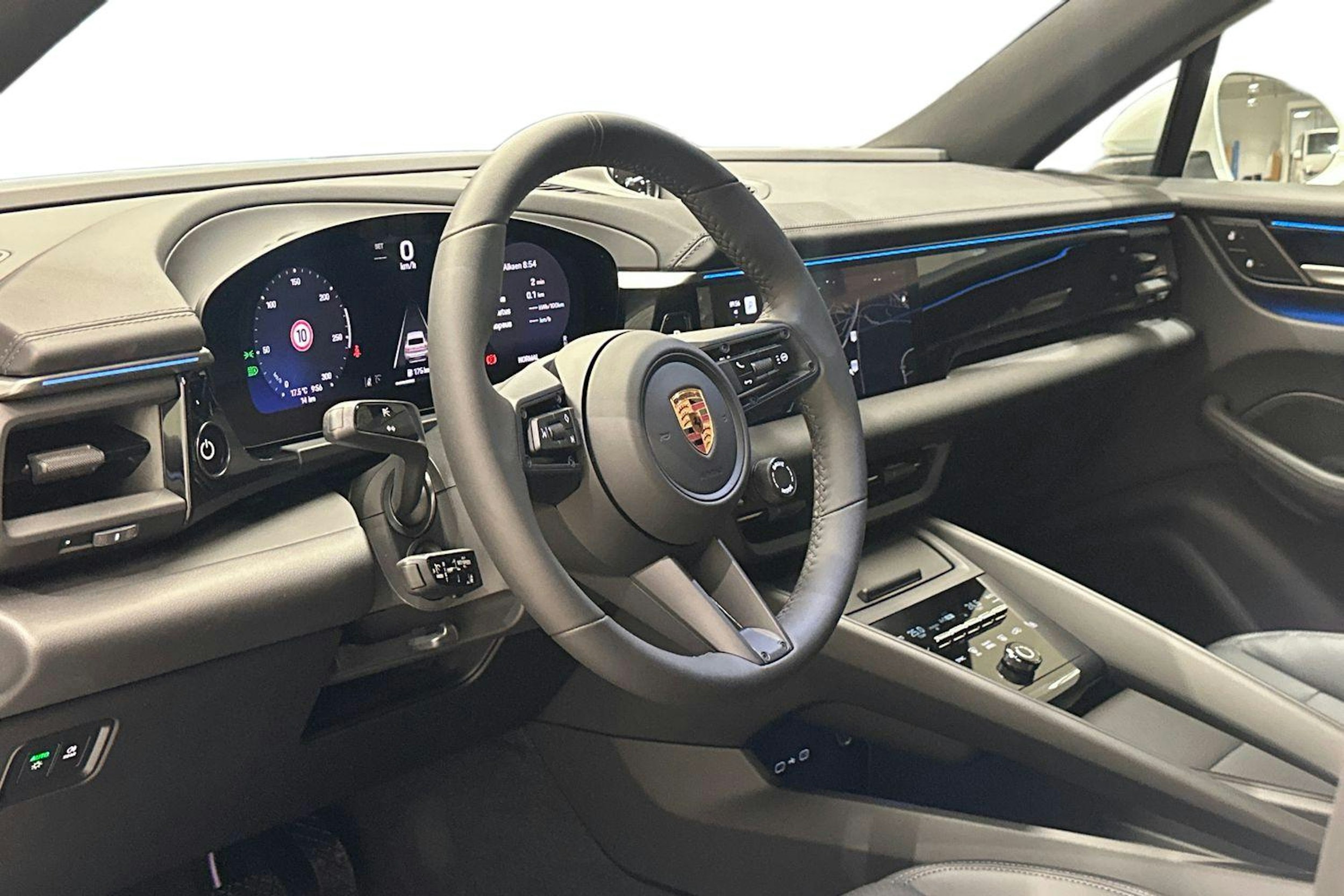 valkoinen Porsche Macan 2025 kuva 6.