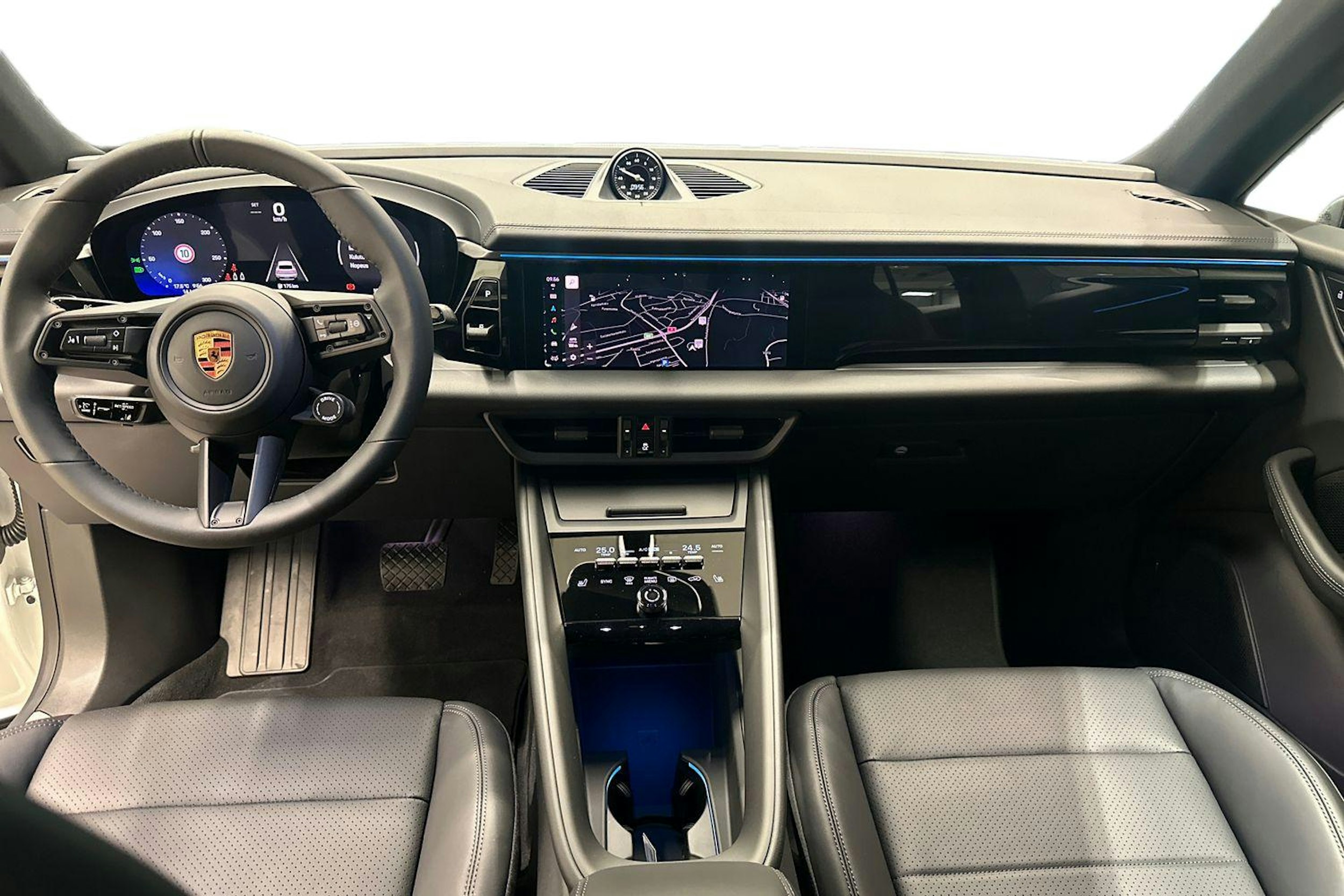 valkoinen Porsche Macan 2025 kuva 7.