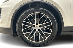 valkoinen Porsche Macan 2025 kuva 9.