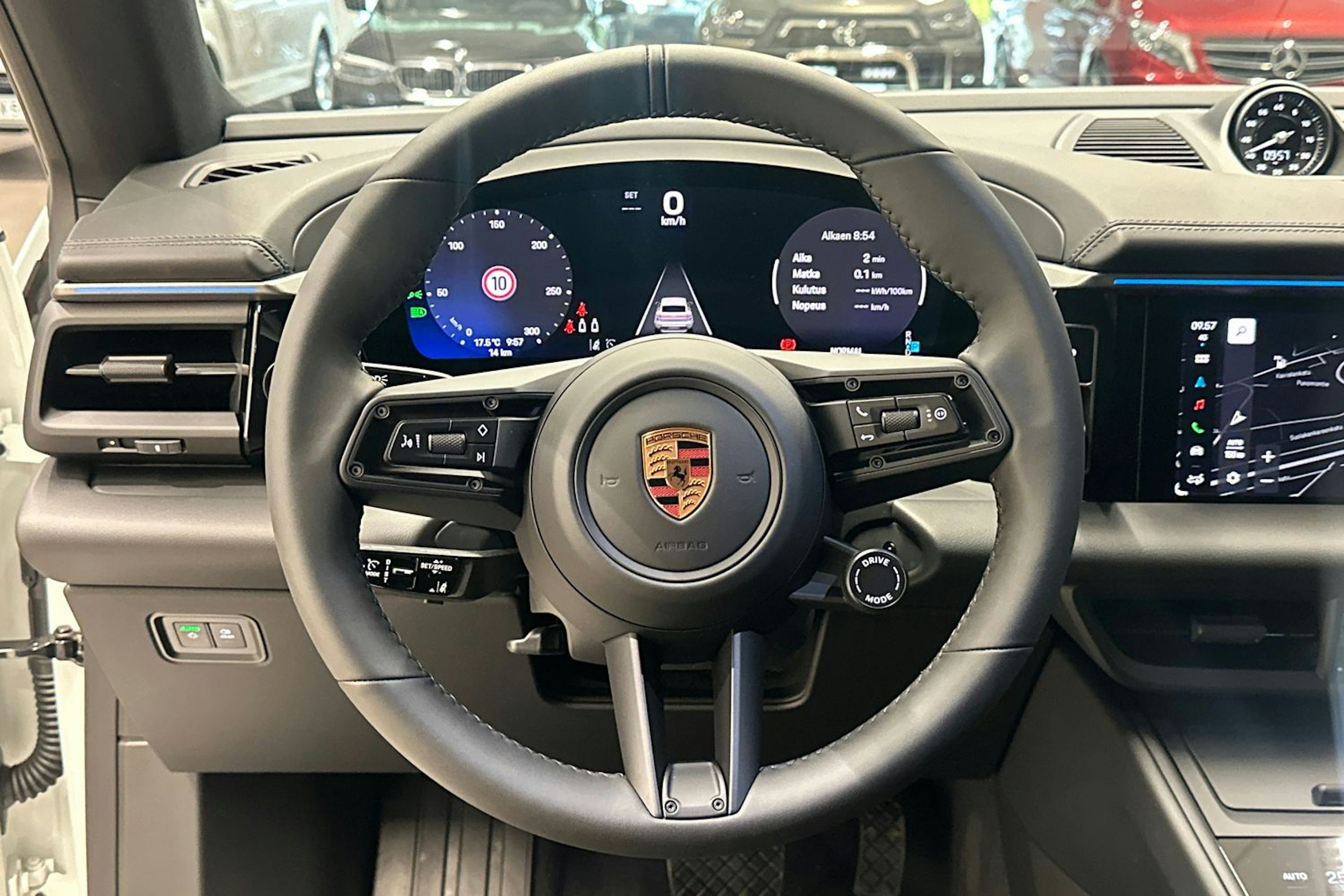 valkoinen Porsche Macan 2025 kuva 10.