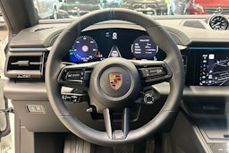 valkoinen Porsche Macan 2025 kuva 10.