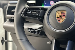 valkoinen Porsche Macan 2025 kuva 12.