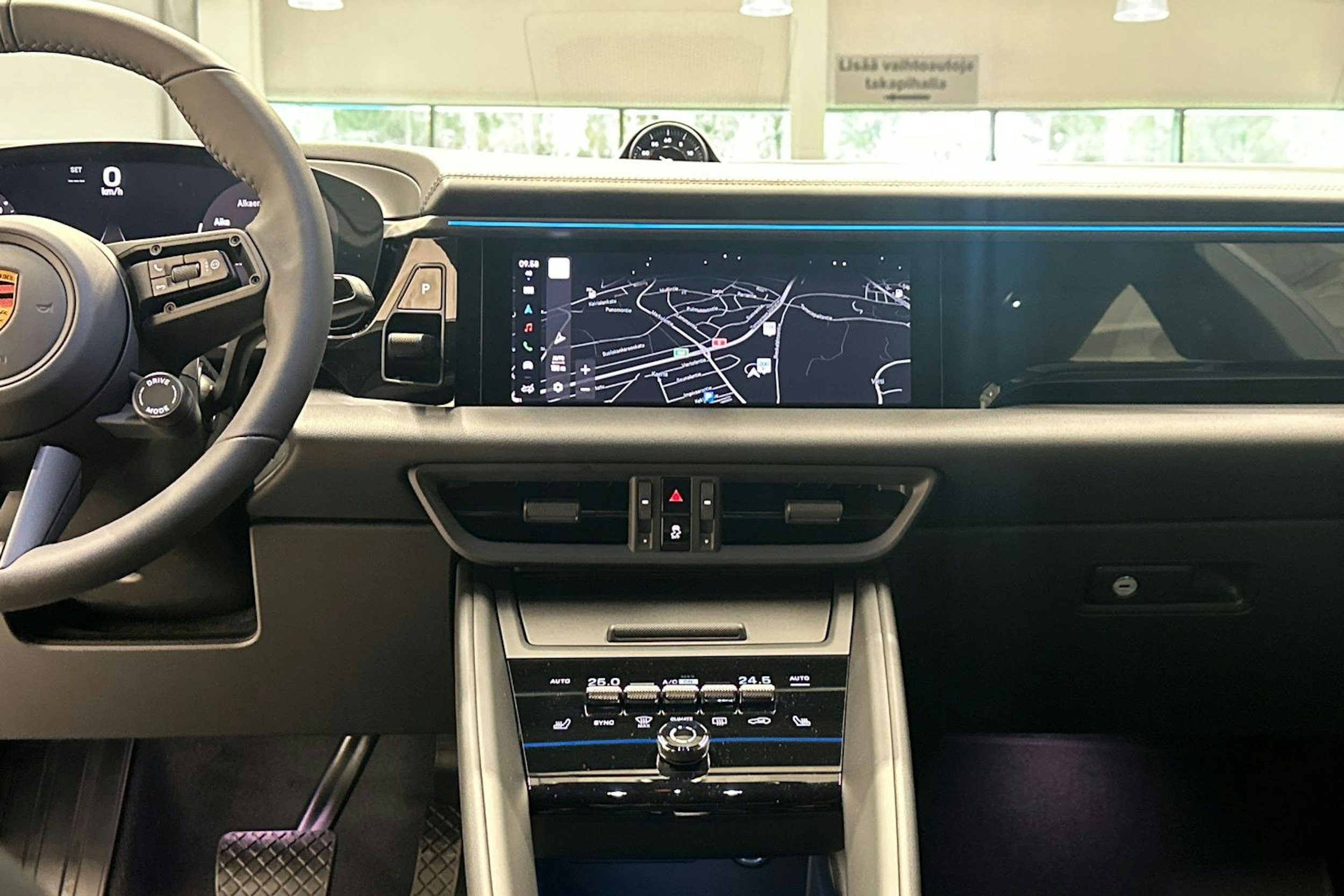valkoinen Porsche Macan 2025 kuva 13.