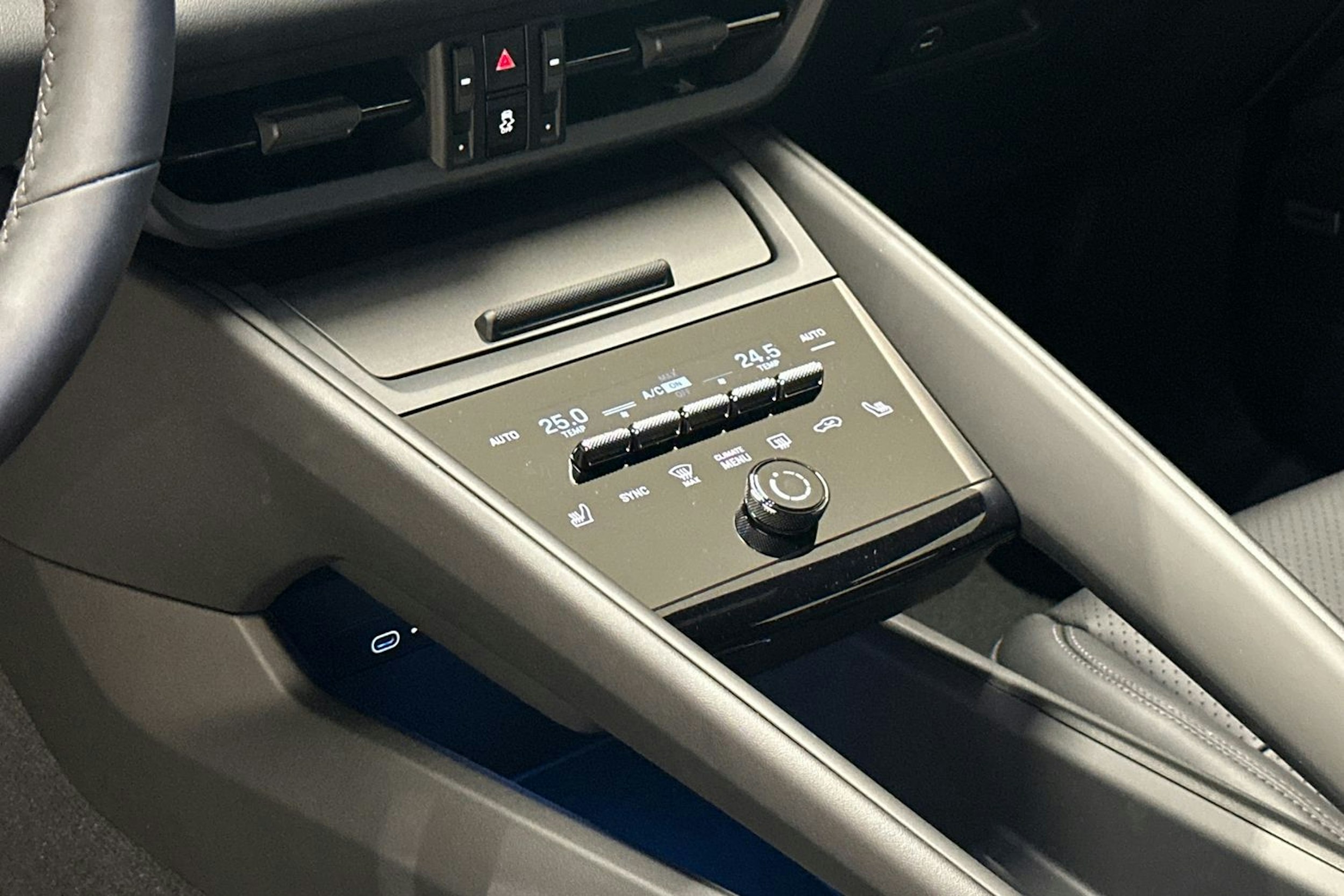 valkoinen Porsche Macan 2025 kuva 14.
