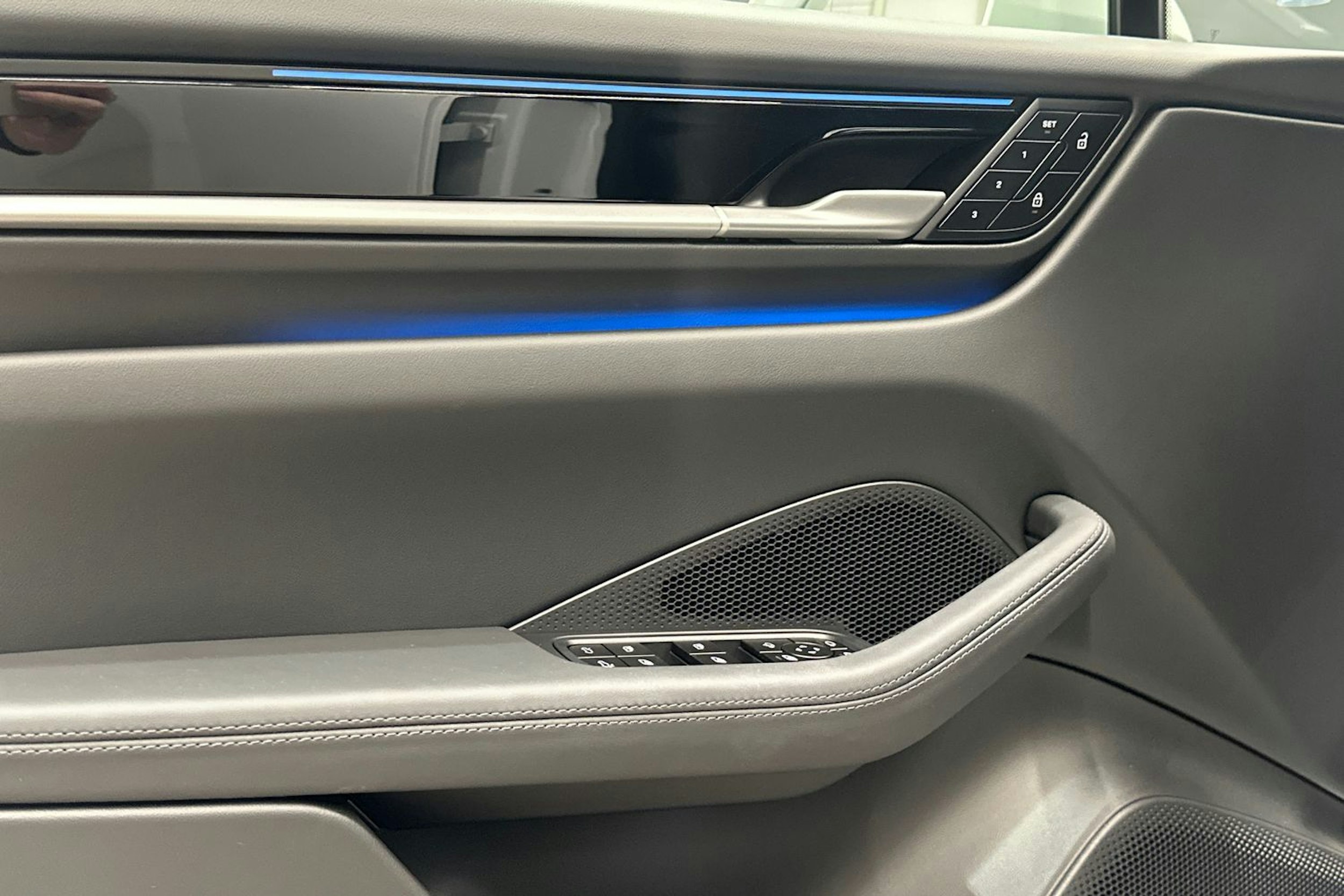 valkoinen Porsche Macan 2025 kuva 15.