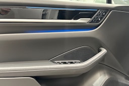valkoinen Porsche Macan 2025 kuva 15.