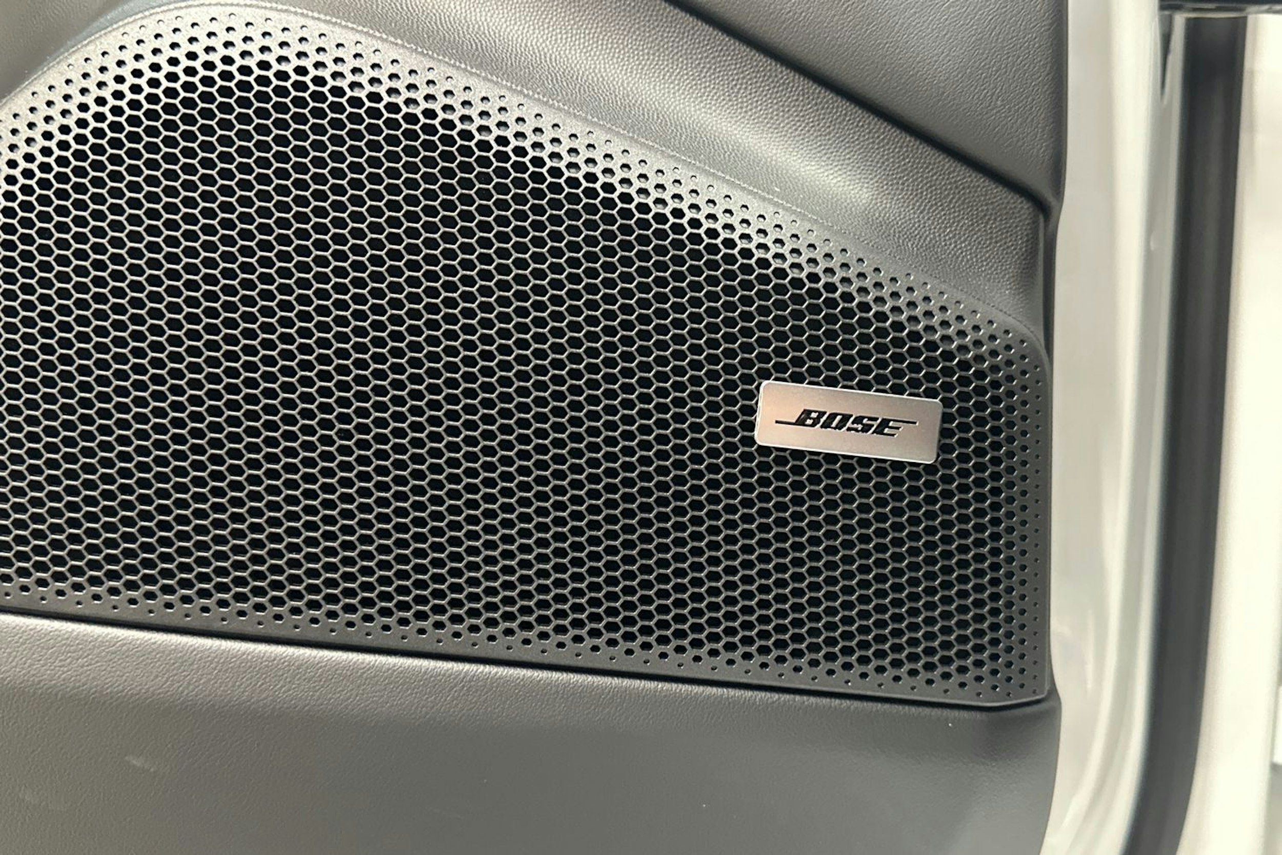 valkoinen Porsche Macan 2025 kuva 16.