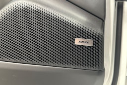 valkoinen Porsche Macan 2025 kuva 16.