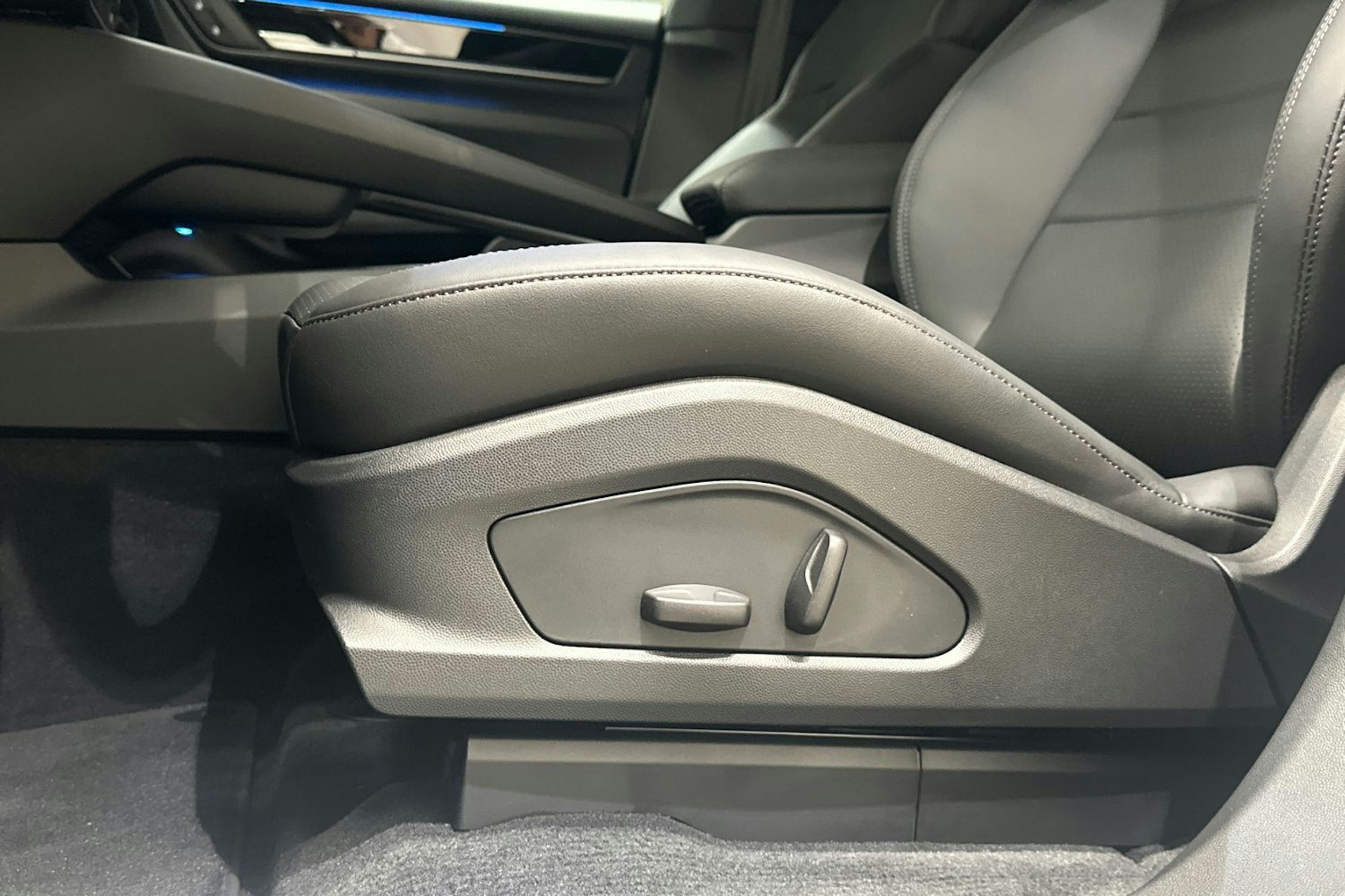 valkoinen Porsche Macan 2025 kuva 17.