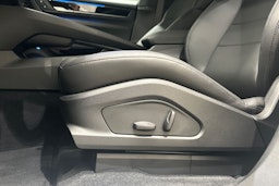 valkoinen Porsche Macan 2025 kuva 17.