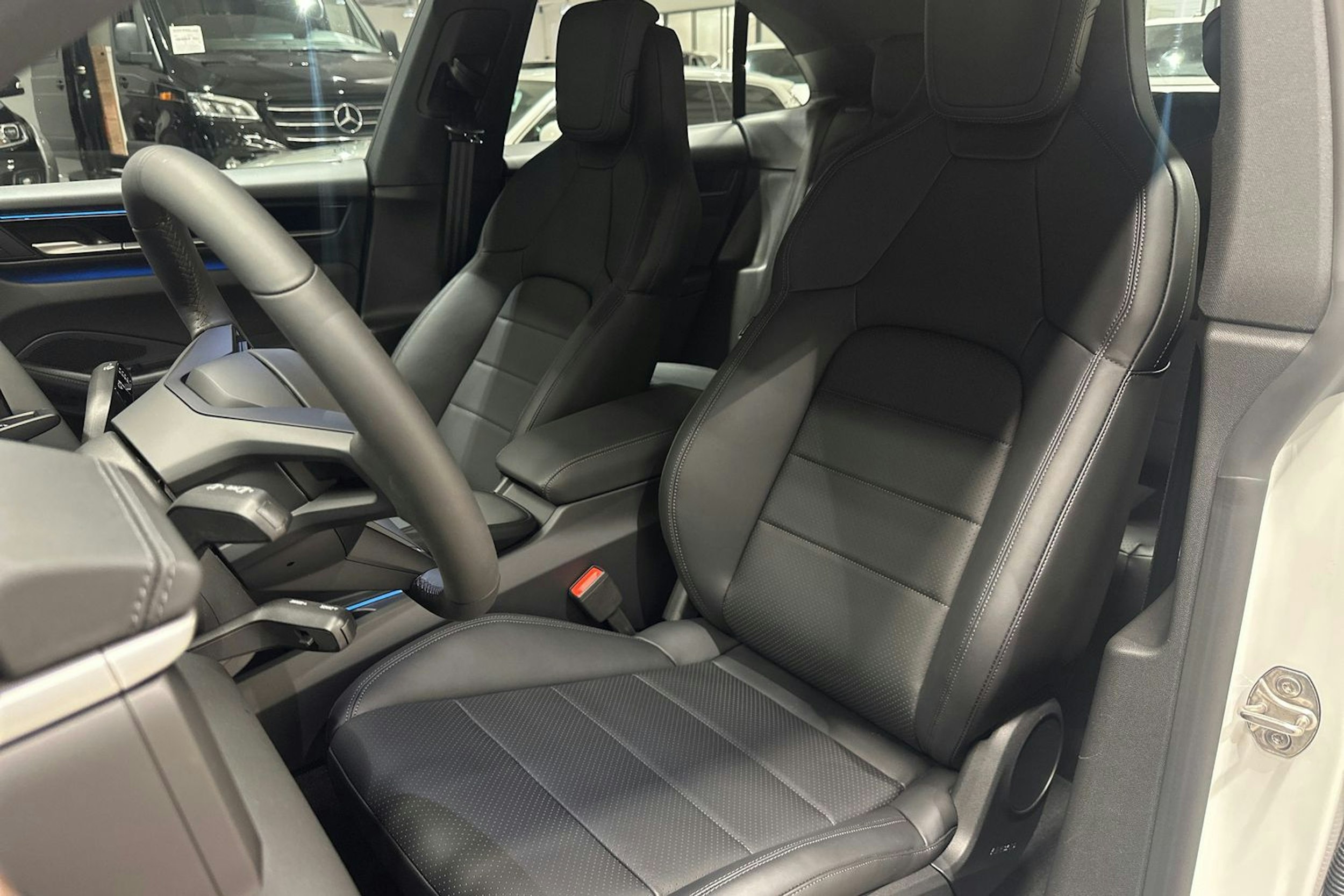 valkoinen Porsche Macan 2025 kuva 18.