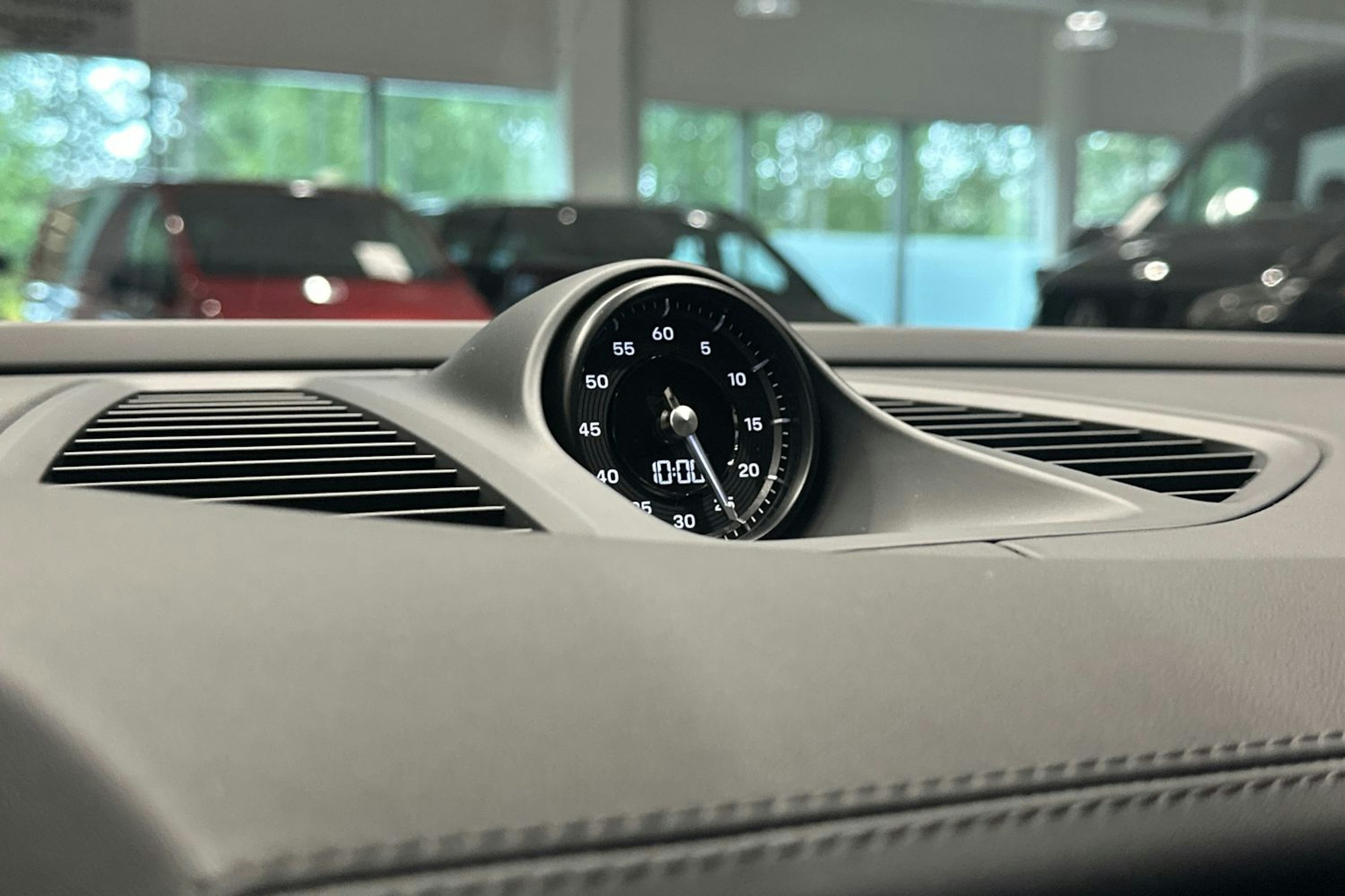 valkoinen Porsche Macan 2025 kuva 19.