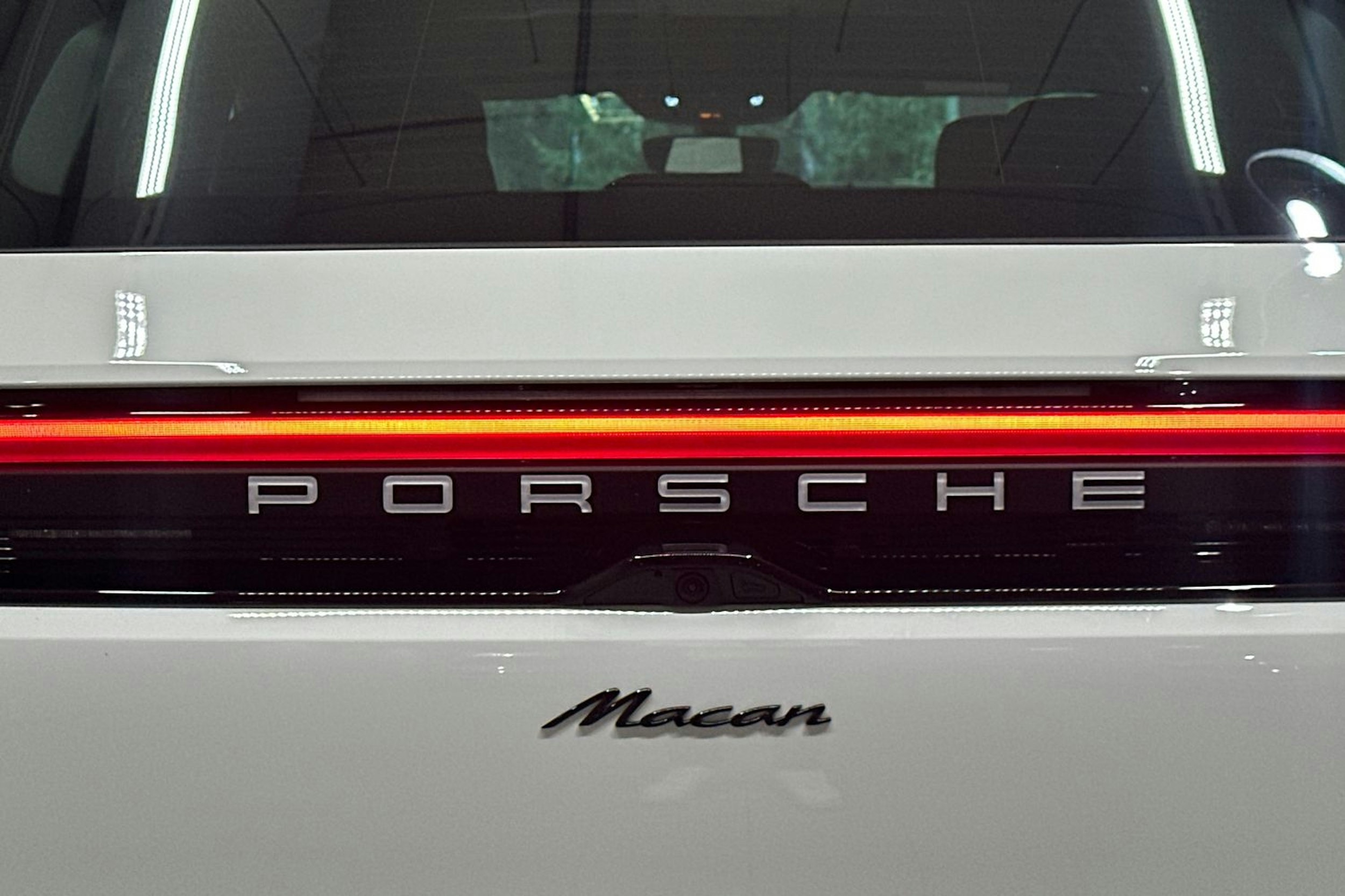 valkoinen Porsche Macan 2025 kuva 26.