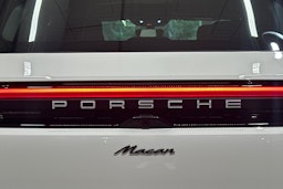 valkoinen Porsche Macan 2025 kuva 26.