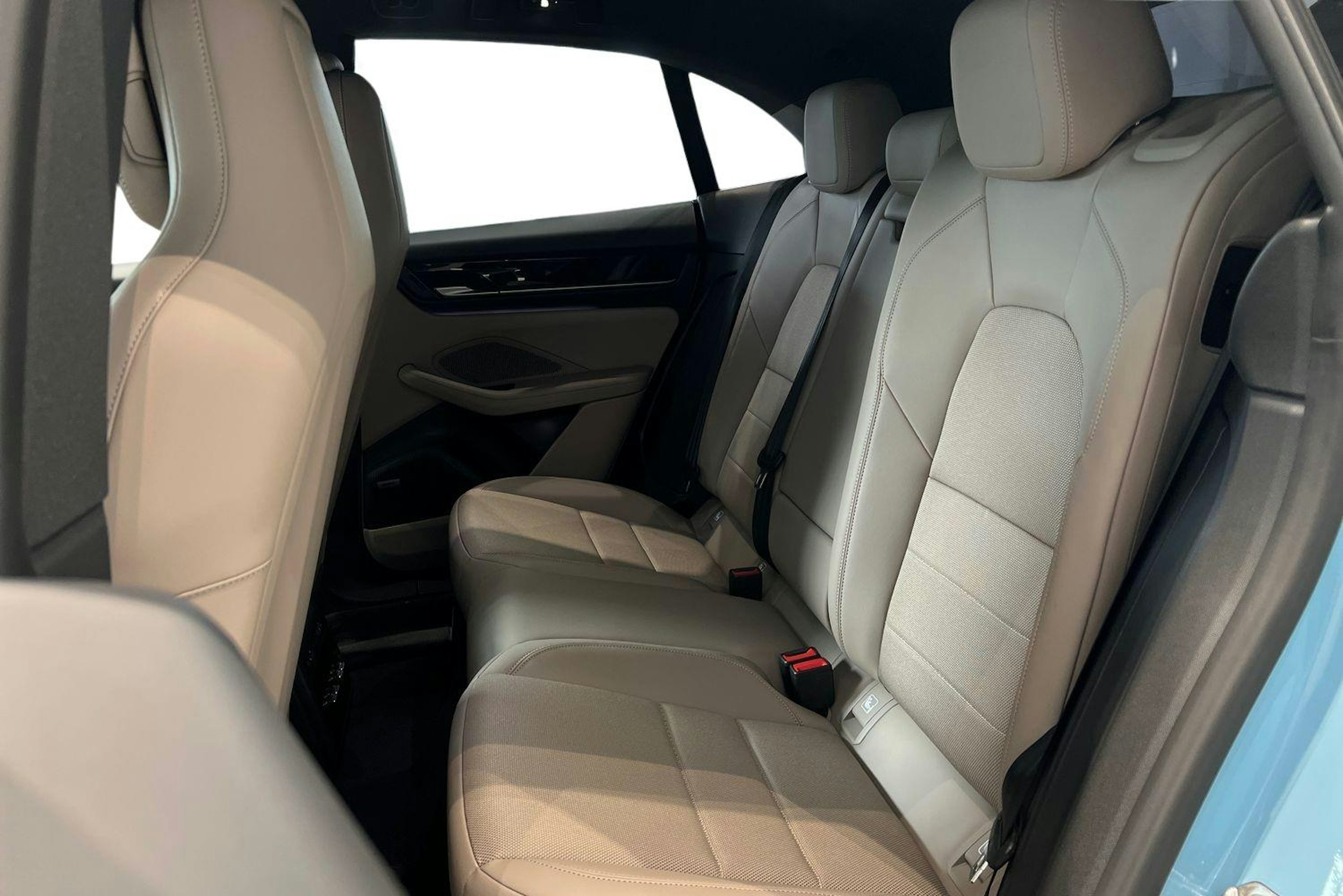 met. sininen Porsche Macan 2025 kuva 8.