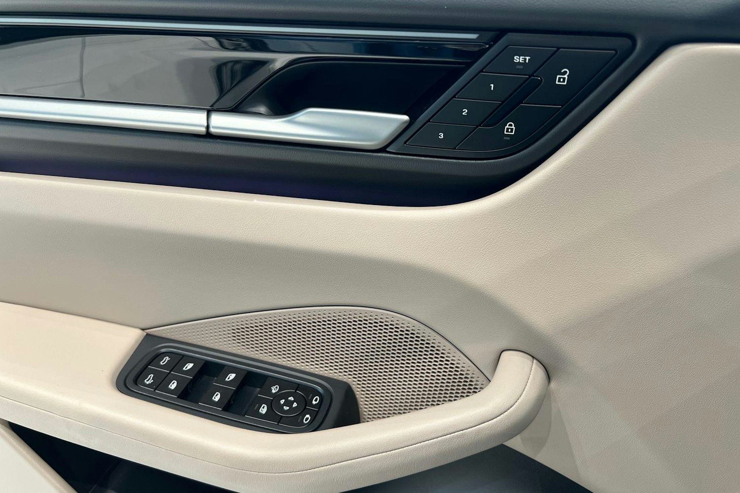 met. sininen Porsche Macan 2025 kuva 13.