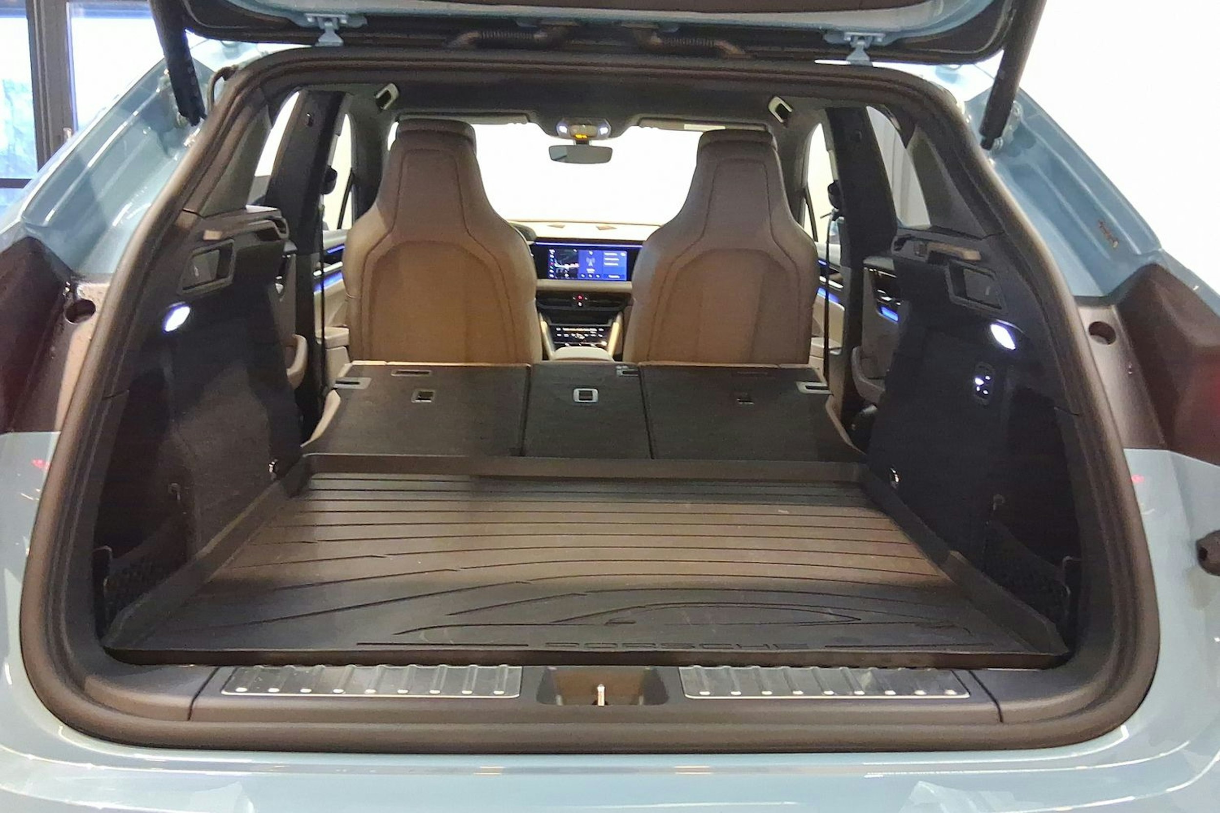 met. sininen Porsche Macan 2025 kuva 23.