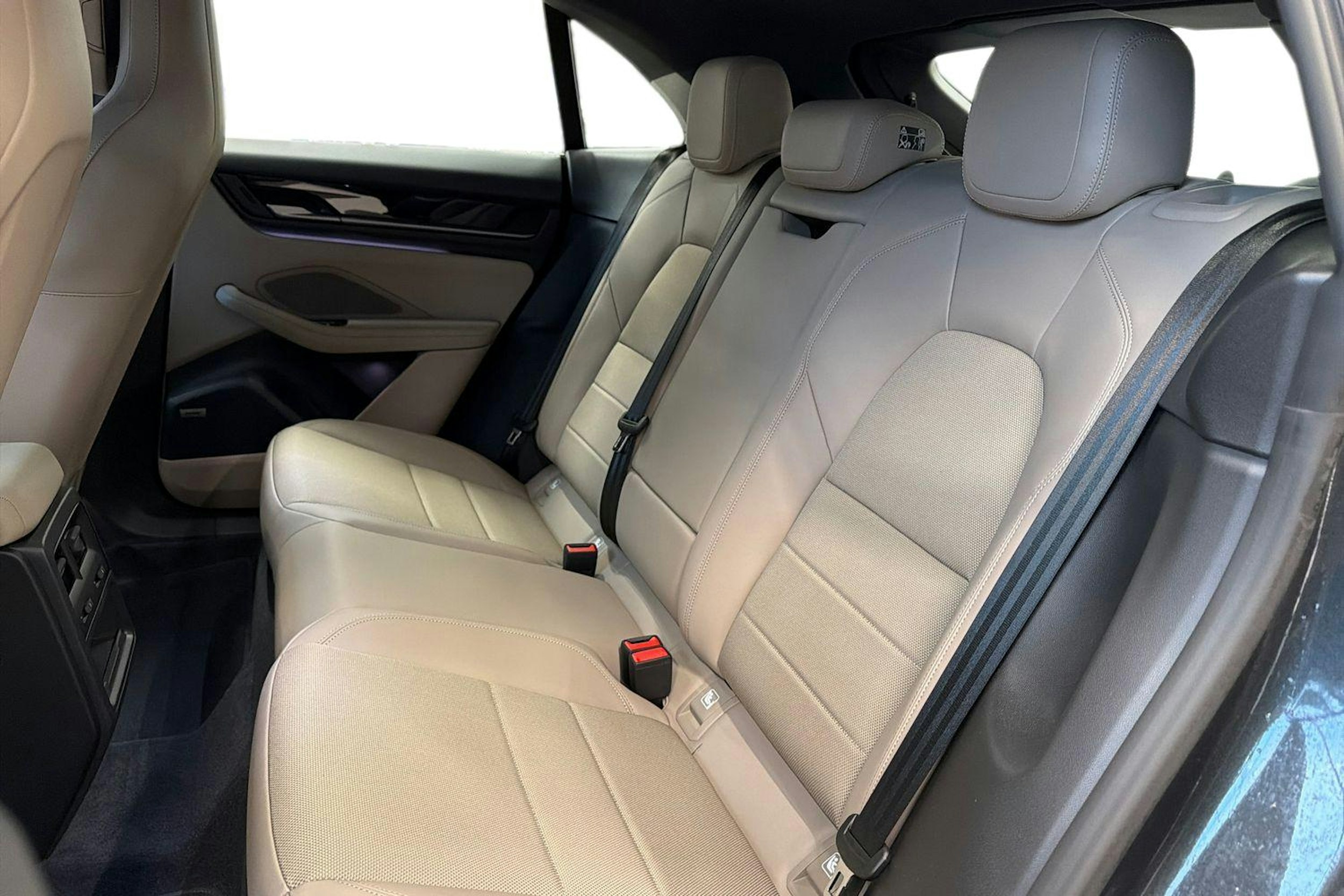 harmaa Porsche Macan 2025 kuva 7.