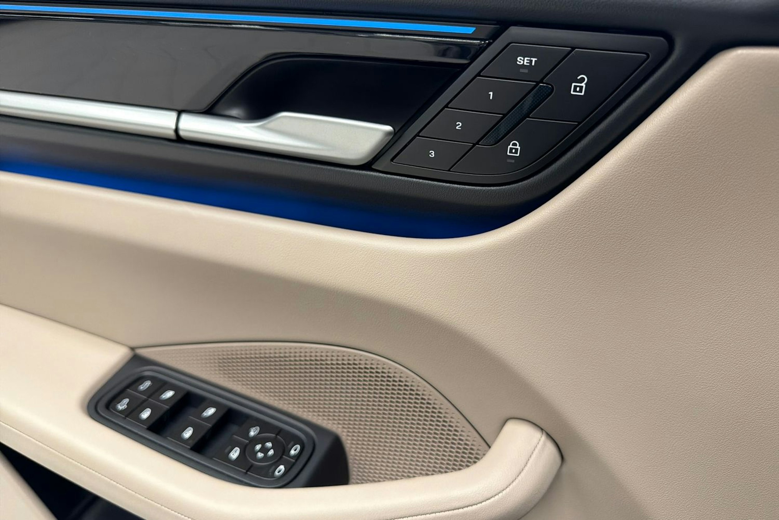 harmaa Porsche Macan 2025 kuva 13.