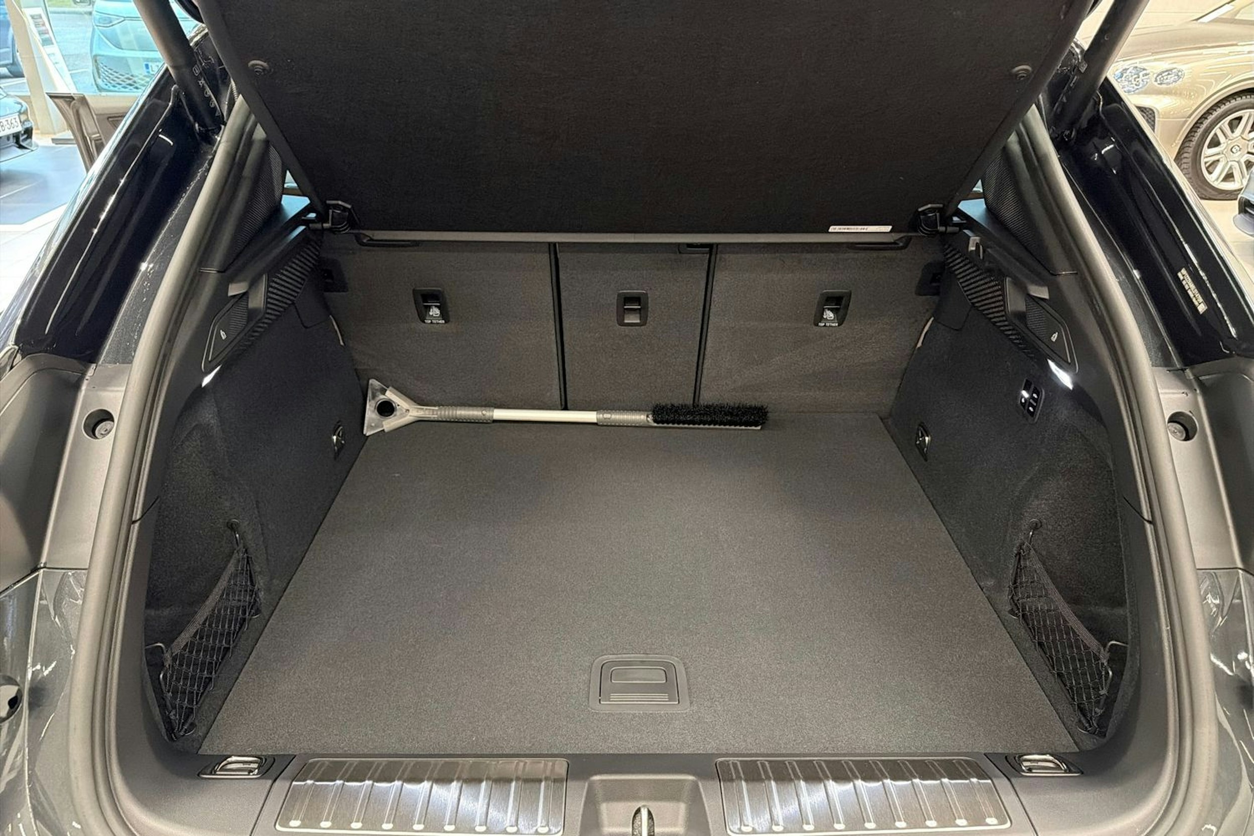 harmaa Porsche Macan 2025 kuva 15.