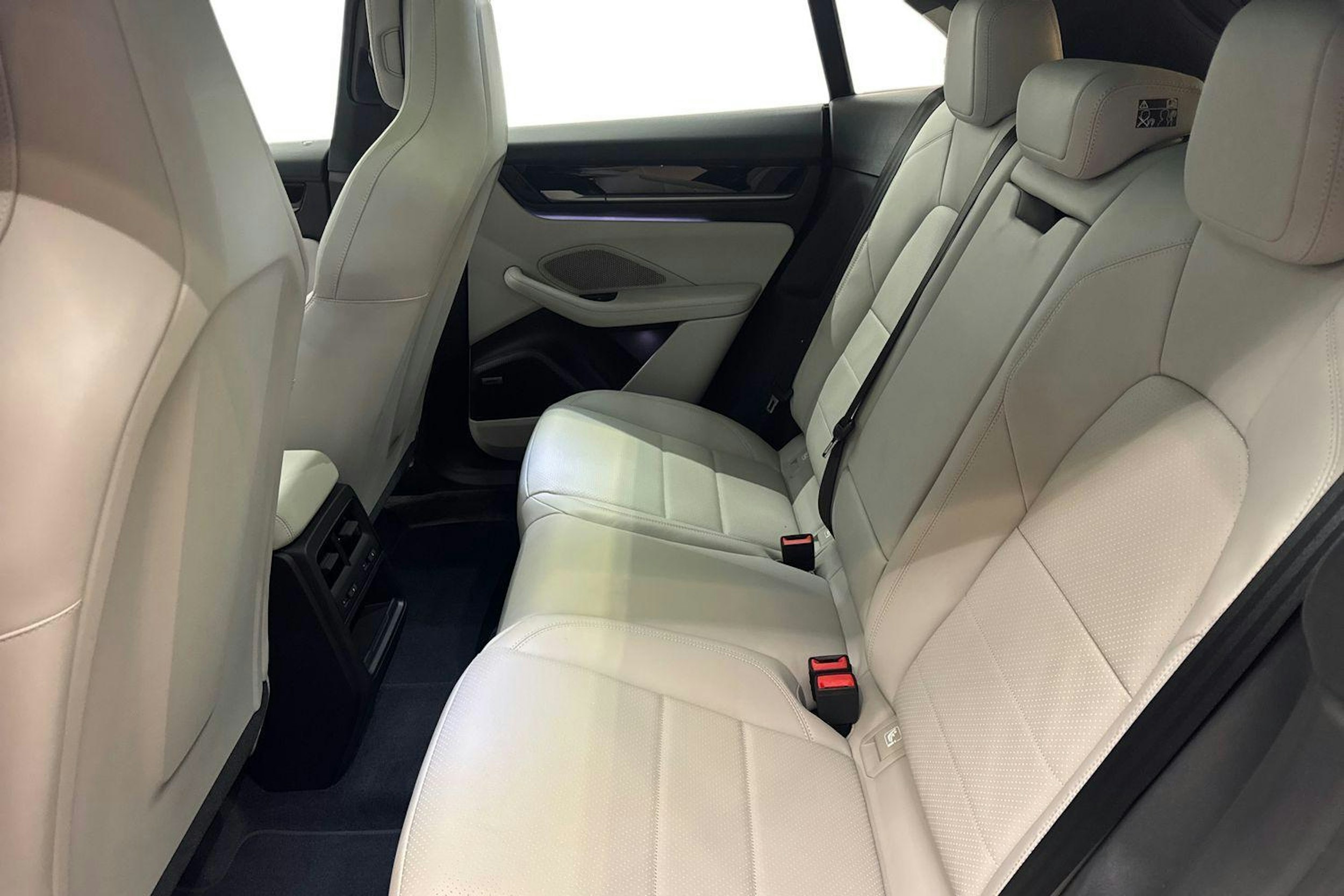 sininen Porsche Macan 2025 kuva 8.