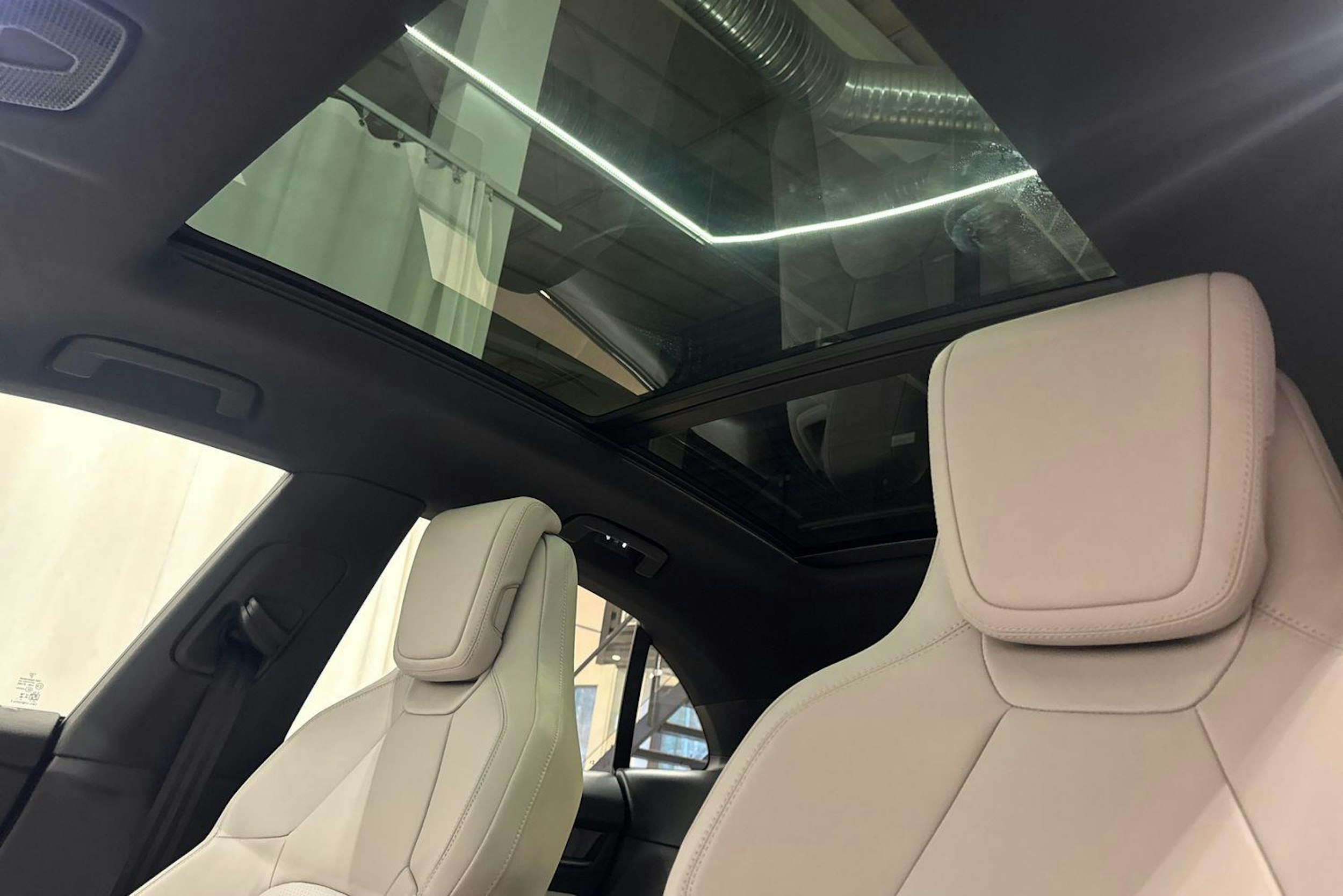 sininen Porsche Macan 2025 kuva 14.