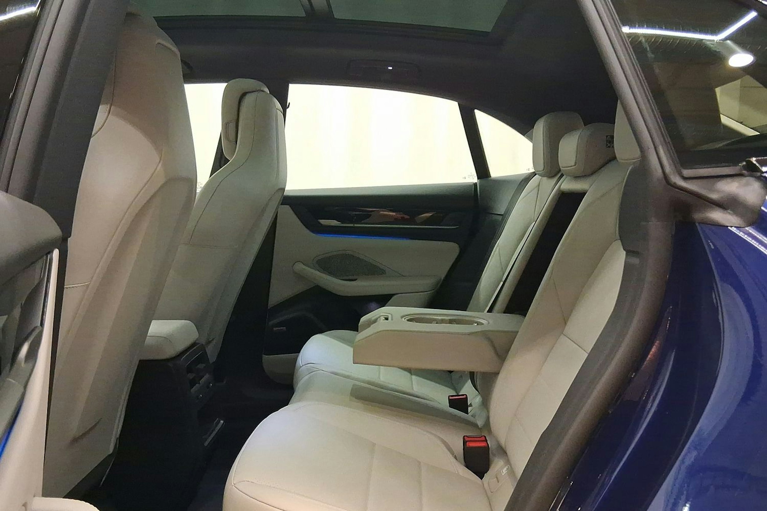 sininen Porsche Macan 2025 kuva 18.