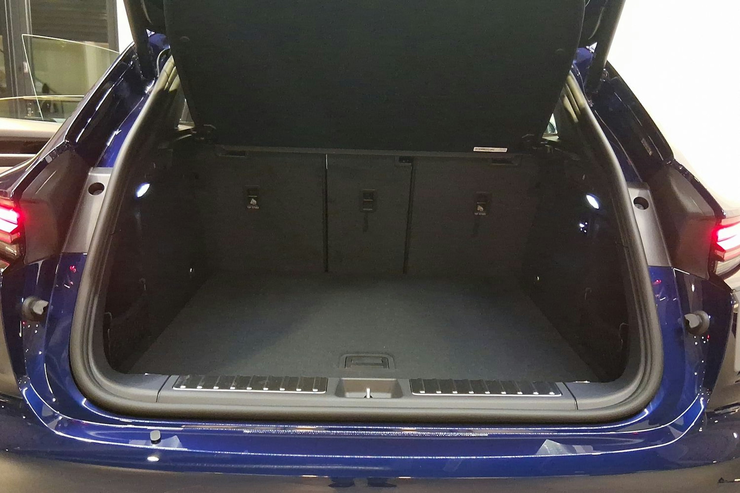 sininen Porsche Macan 2025 kuva 19.