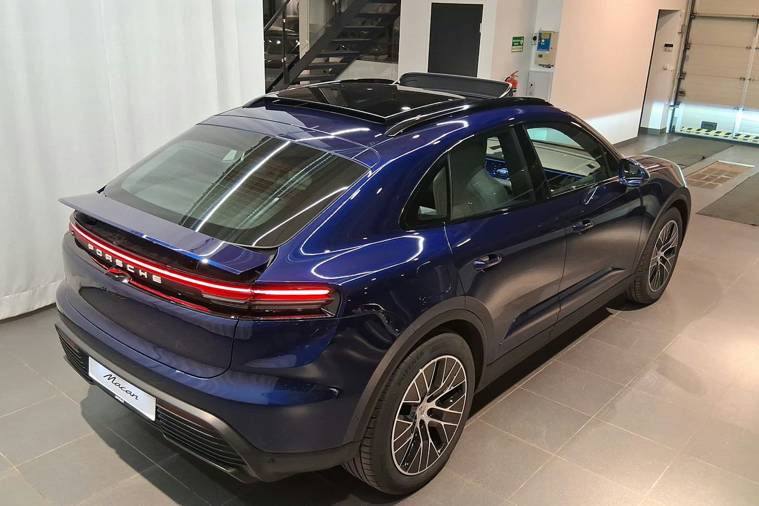 sininen Porsche Macan 2025 kuva 23.
