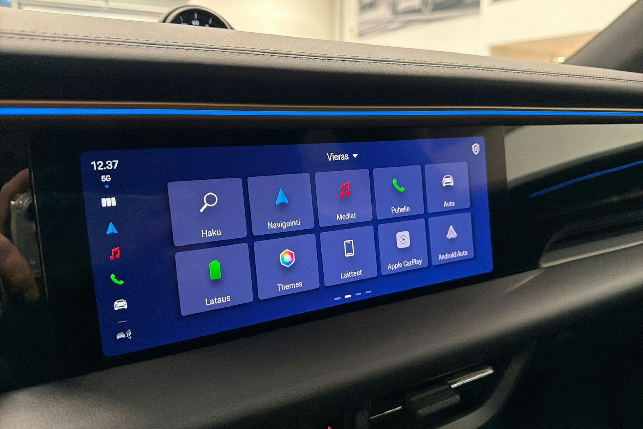 musta Porsche Macan 2025 kuva 18.