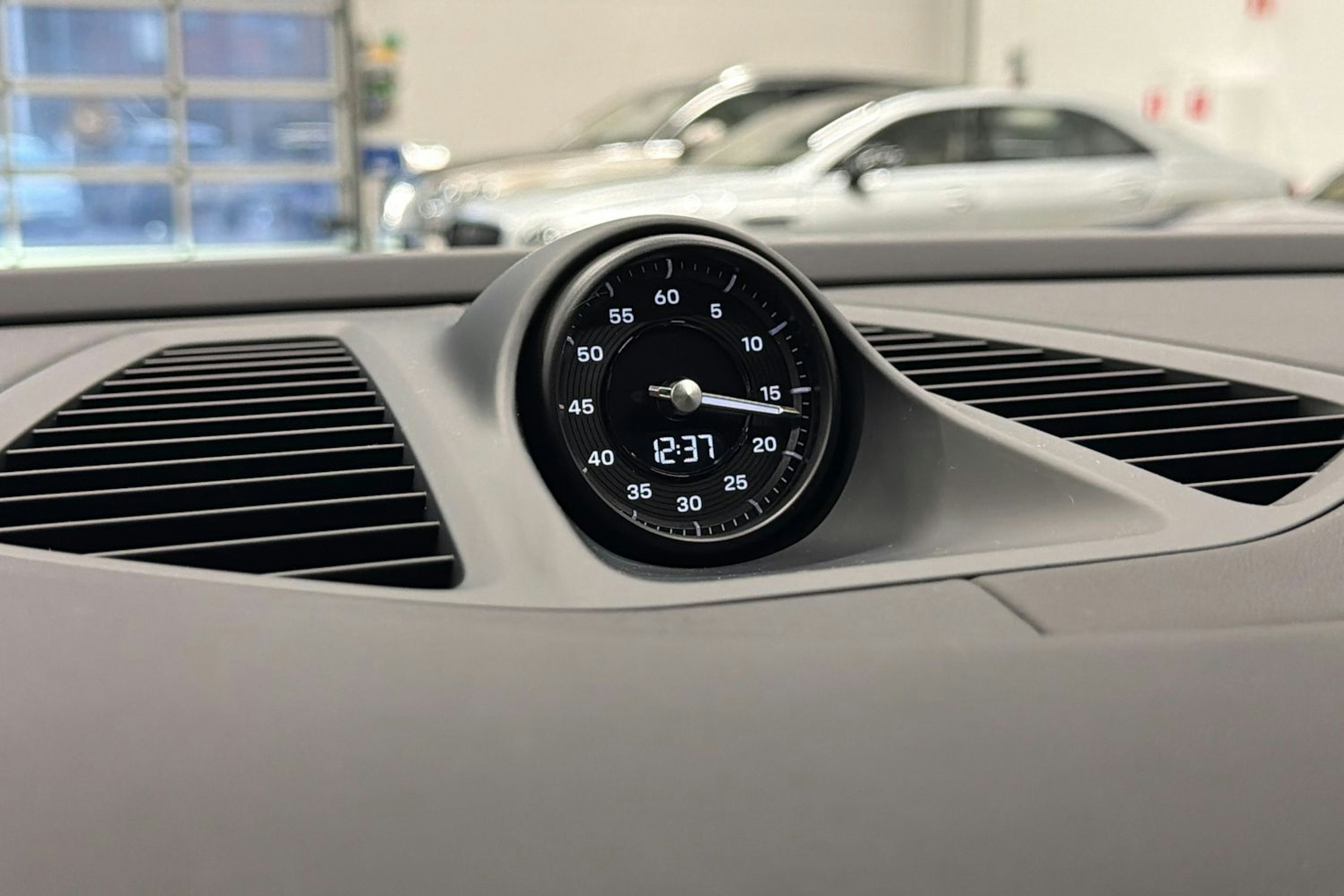 musta Porsche Macan 2025 kuva 19.