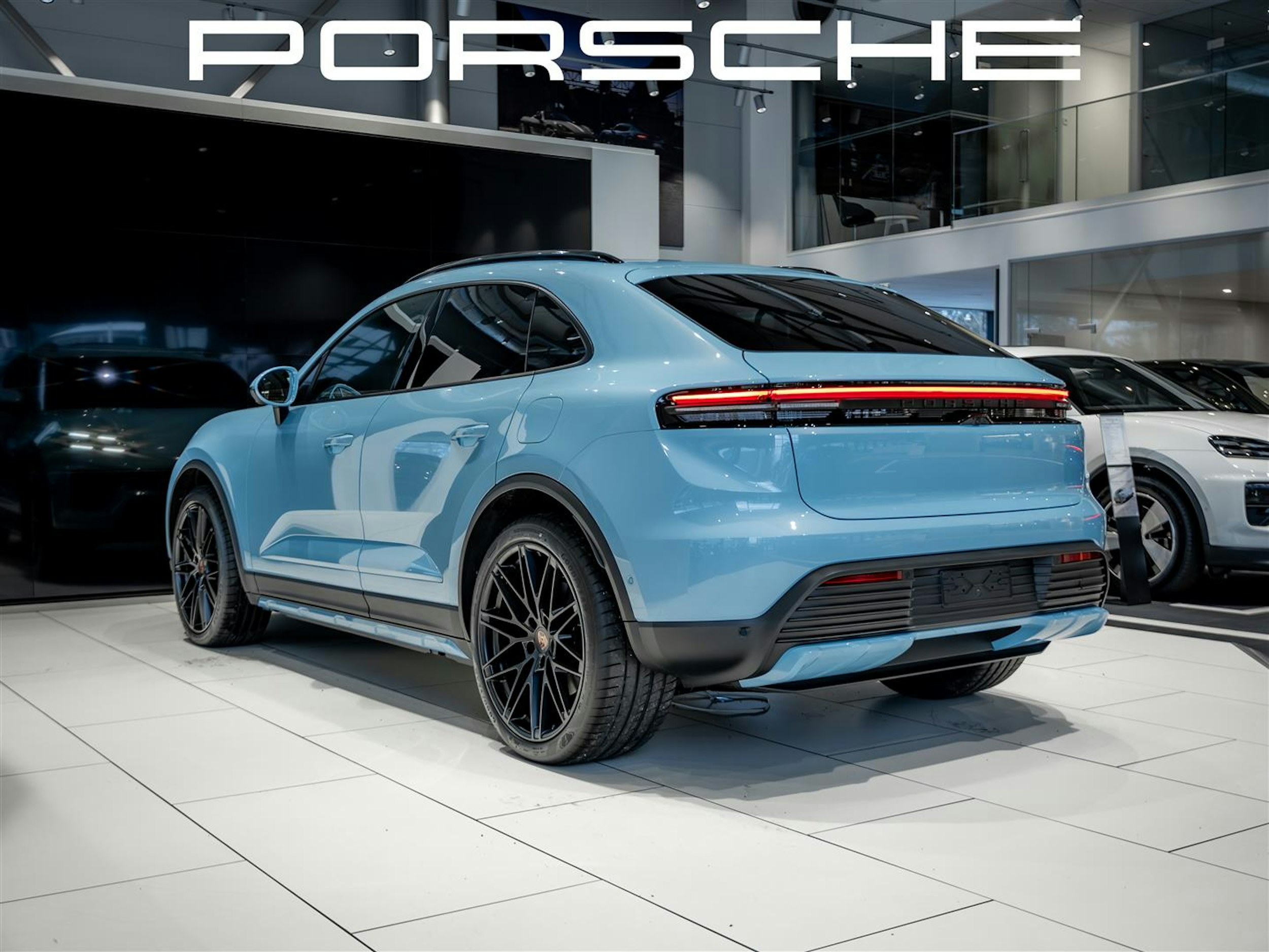 met. sininen Porsche Macan 2025 kuva 4.