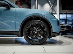 met. sininen Porsche Macan 2025 kuva 8.