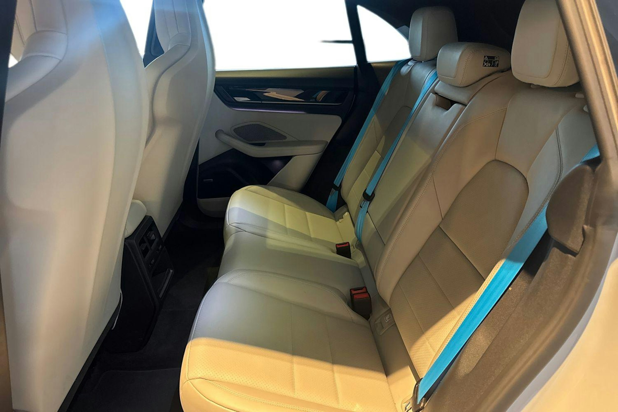 harmaa Porsche Macan 2025 kuva 8.