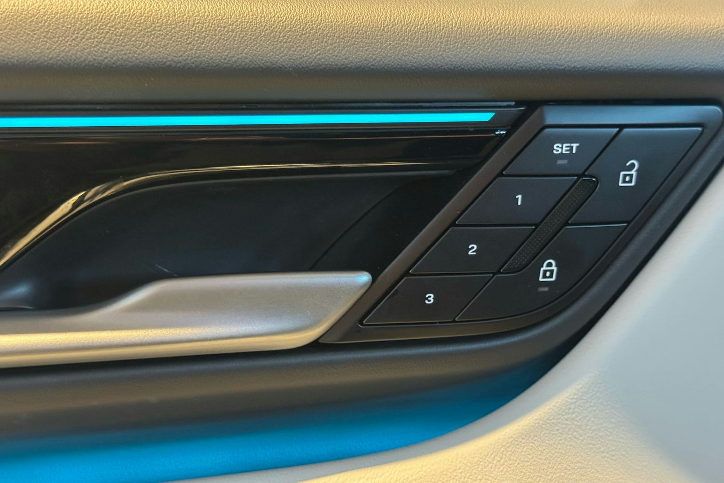 harmaa Porsche Macan 2025 kuva 10.