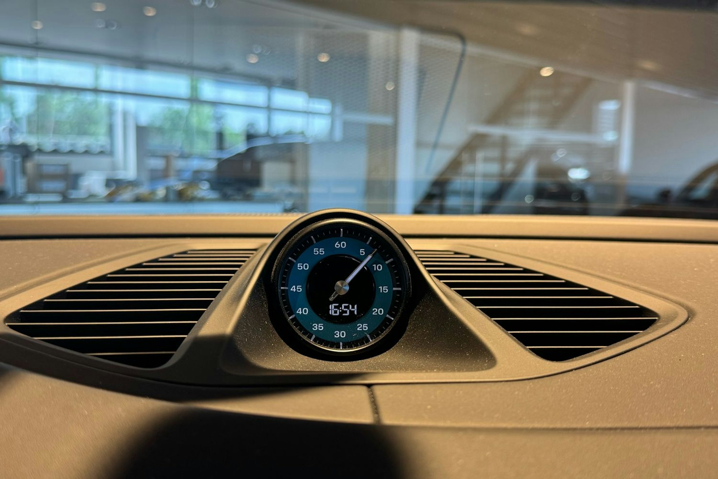 harmaa Porsche Macan 2025 kuva 16.