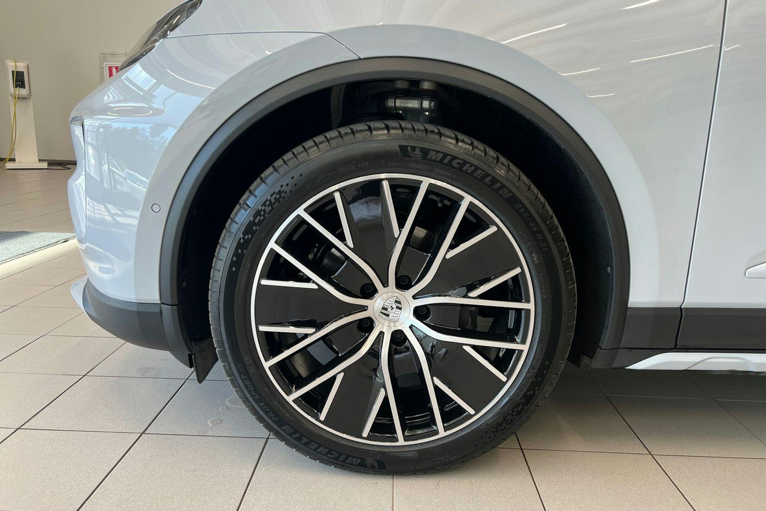 harmaa Porsche Macan 2025 kuva 9.