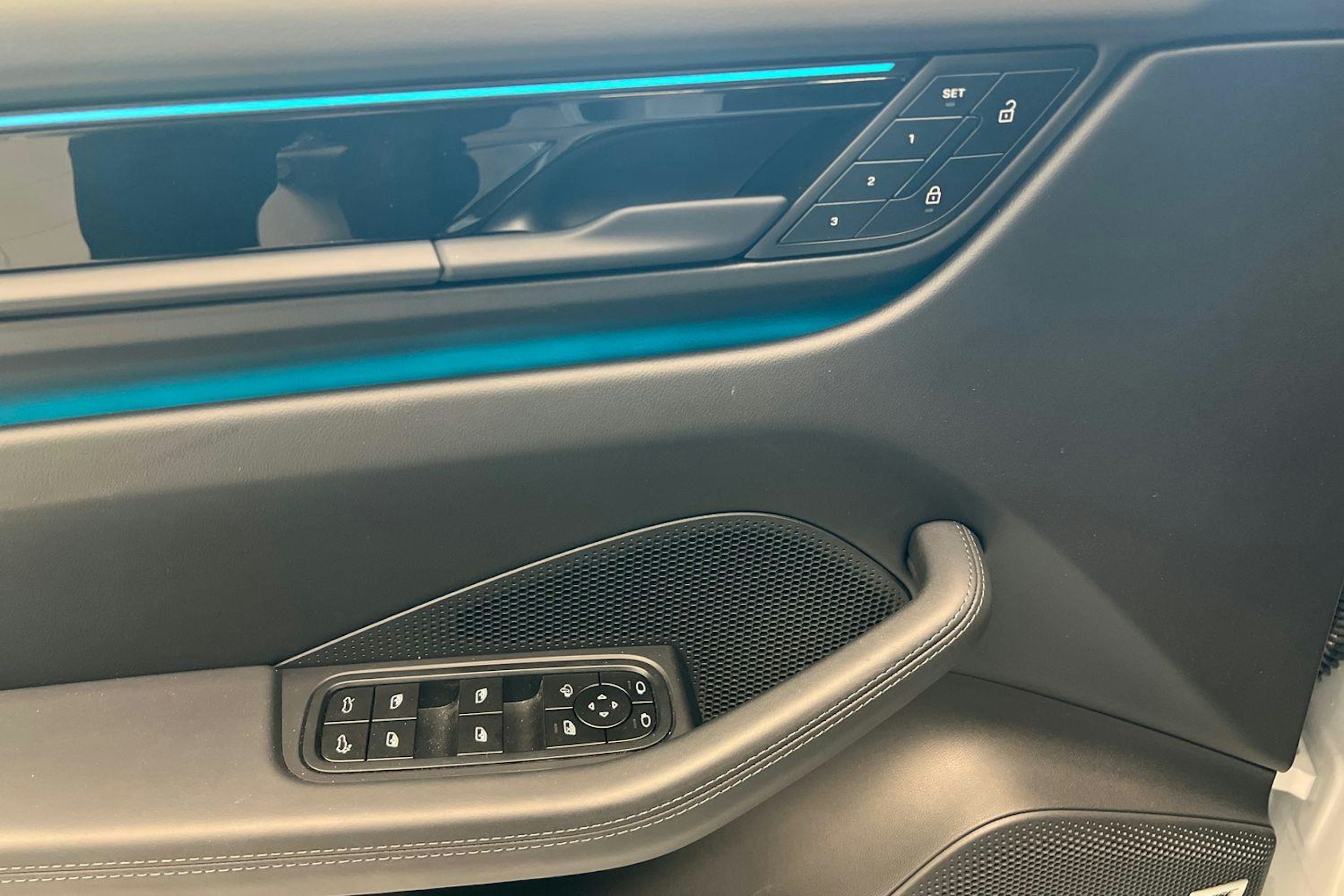 harmaa Porsche Macan 2025 kuva 14.