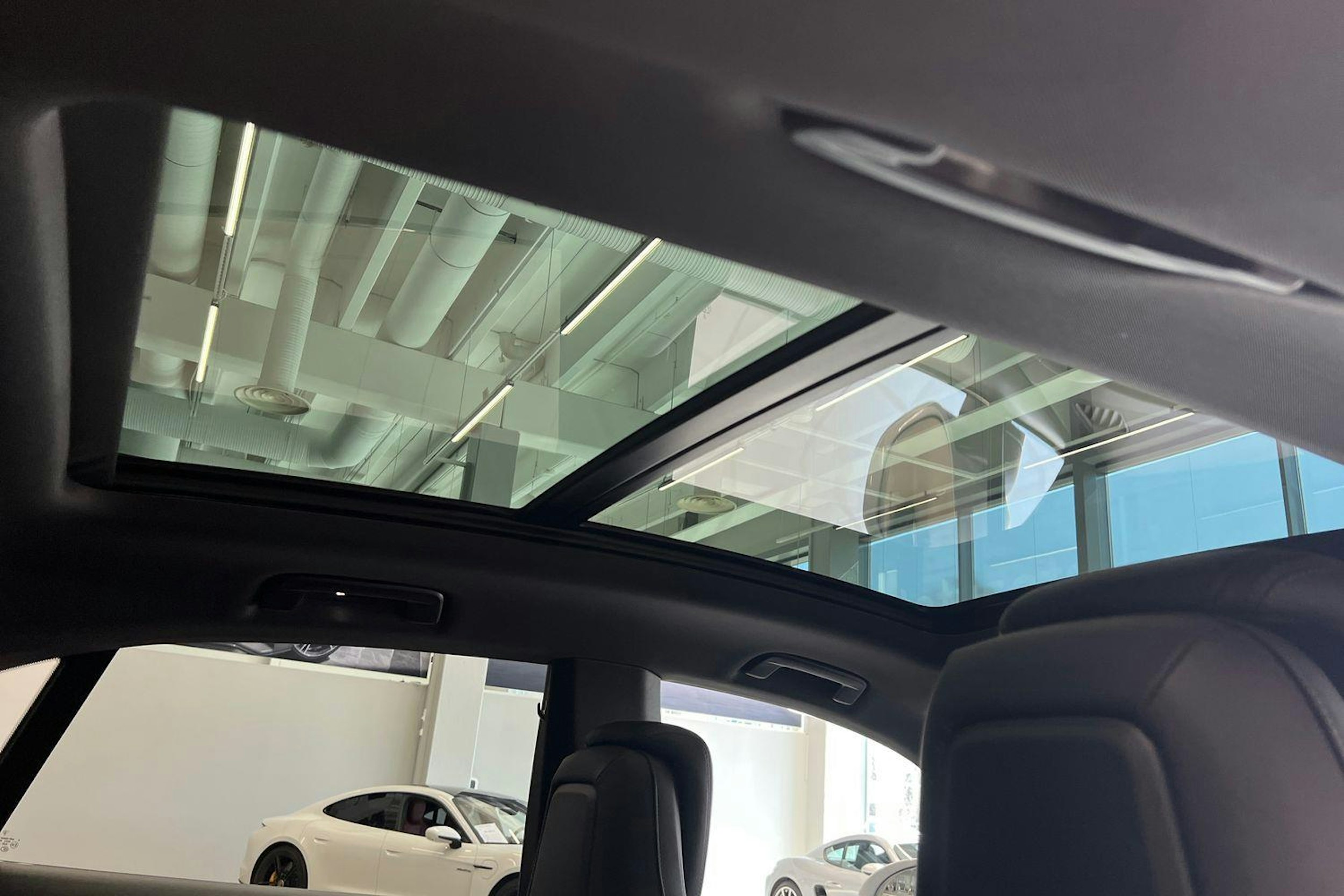 harmaa Porsche Macan 2025 kuva 17.