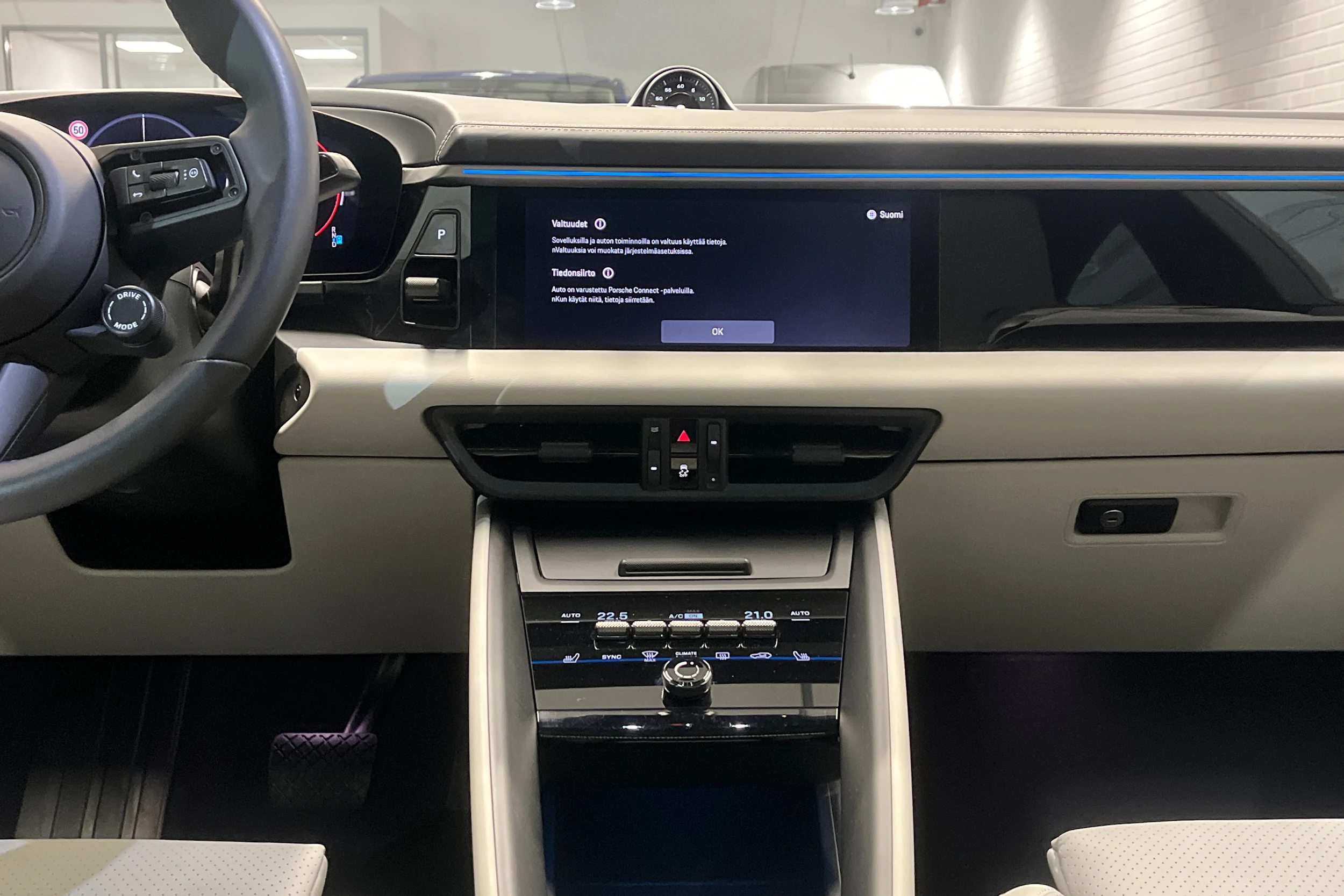 harmaa Porsche Macan 2025 kuva 10.