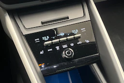 harmaa Porsche Macan 2025 kuva 11.