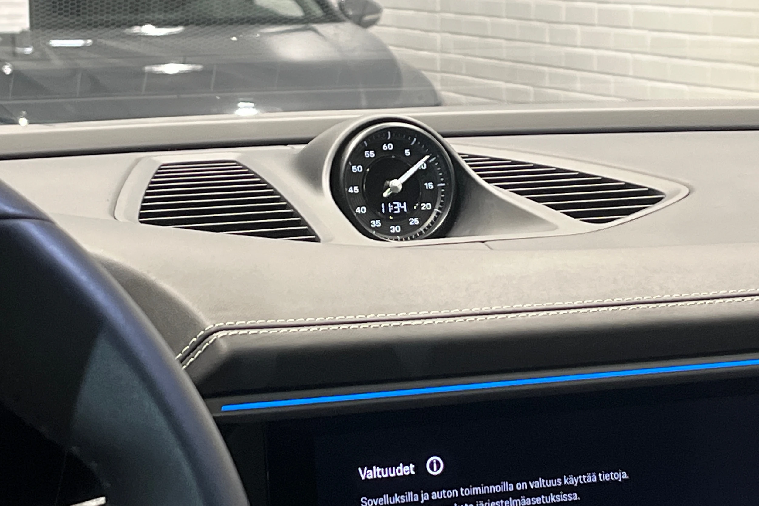 harmaa Porsche Macan 2025 kuva 12.