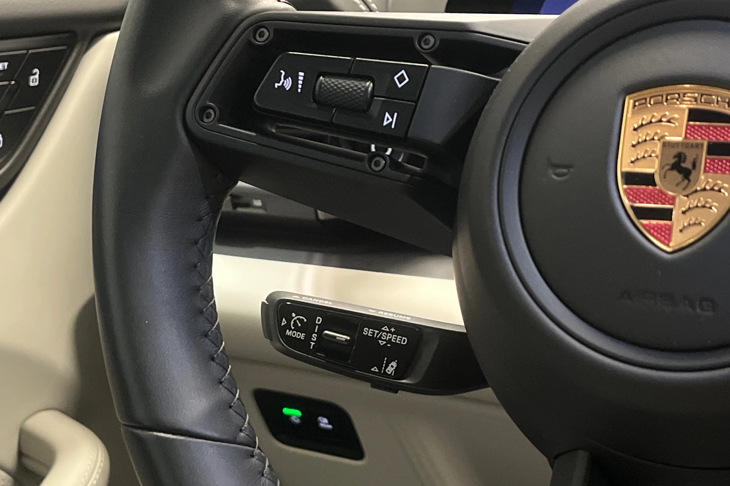harmaa Porsche Macan 2025 kuva 14.