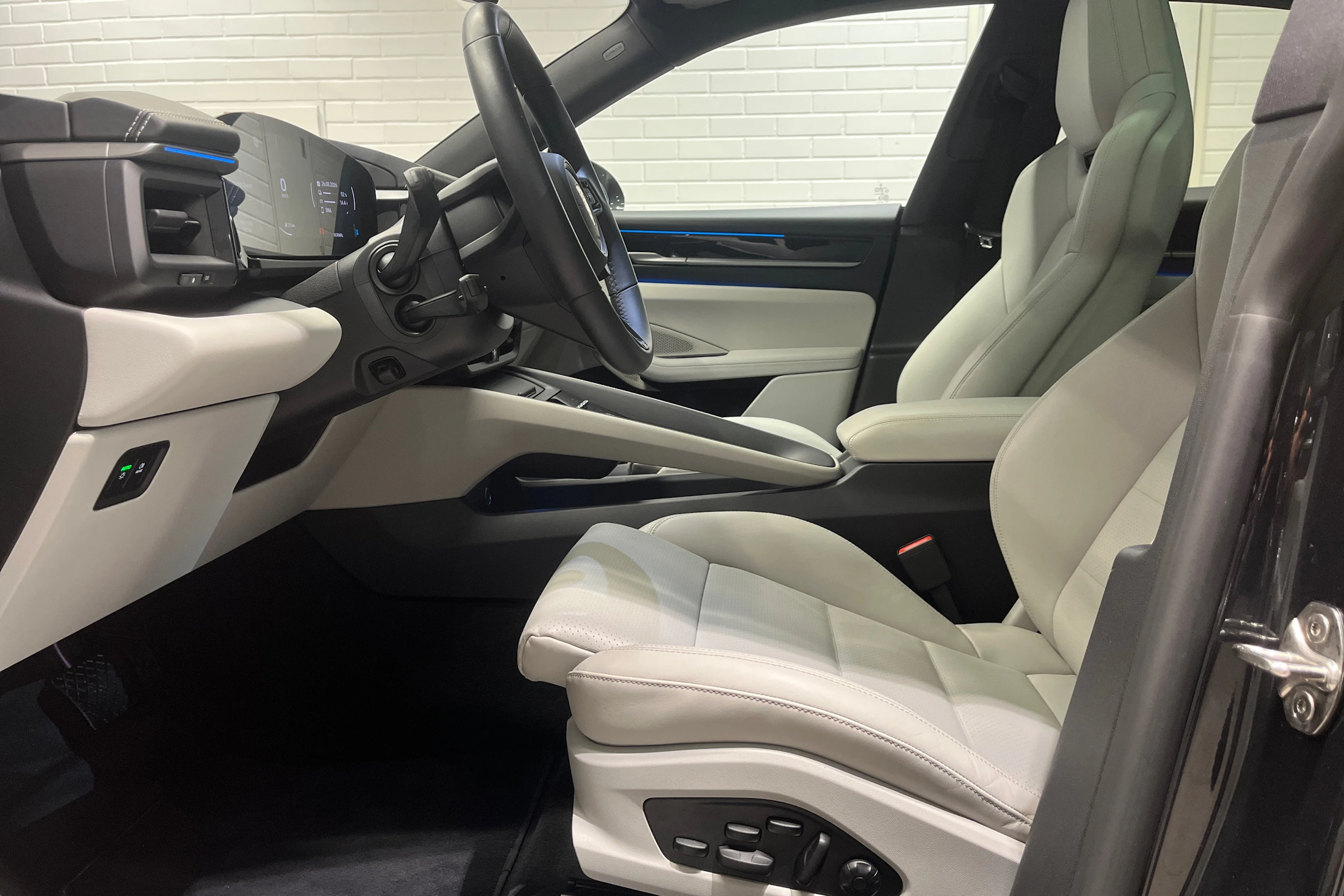 harmaa Porsche Macan 2025 kuva 18.
