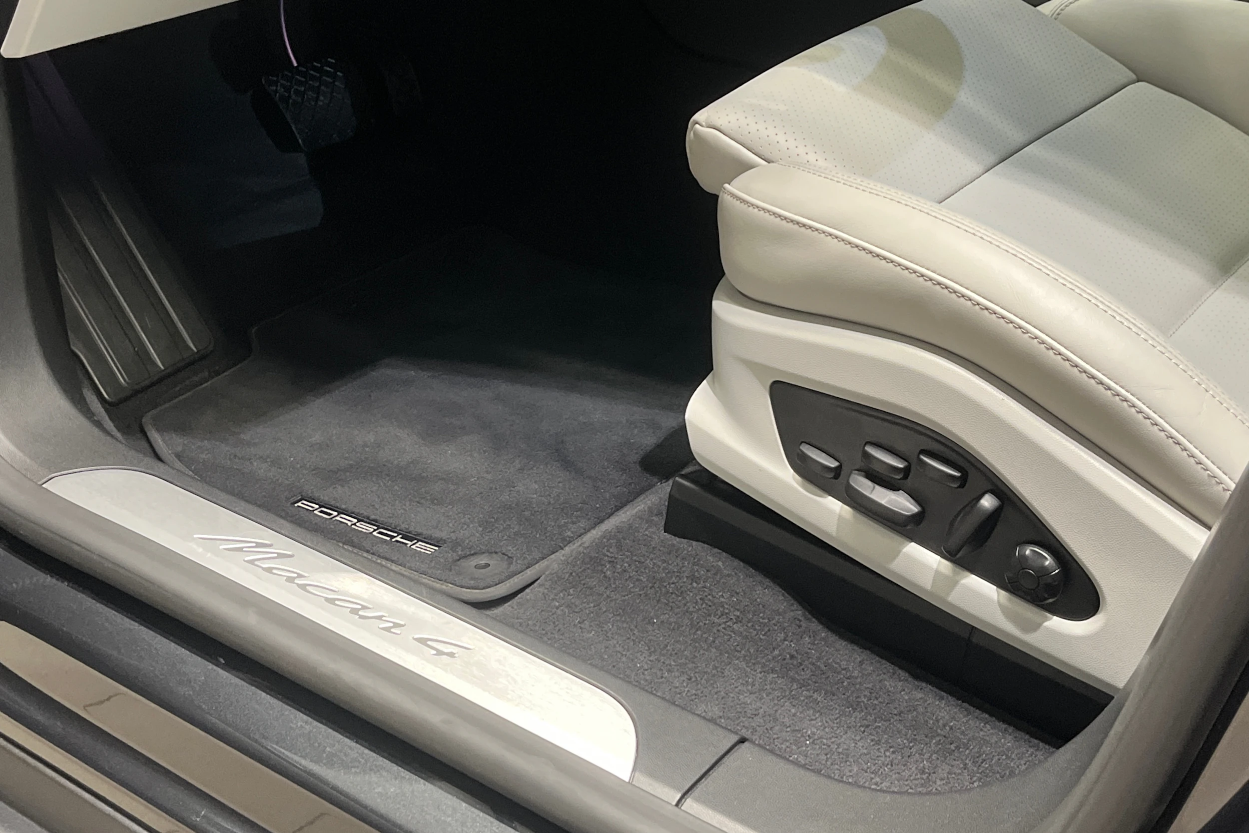harmaa Porsche Macan 2025 kuva 19.